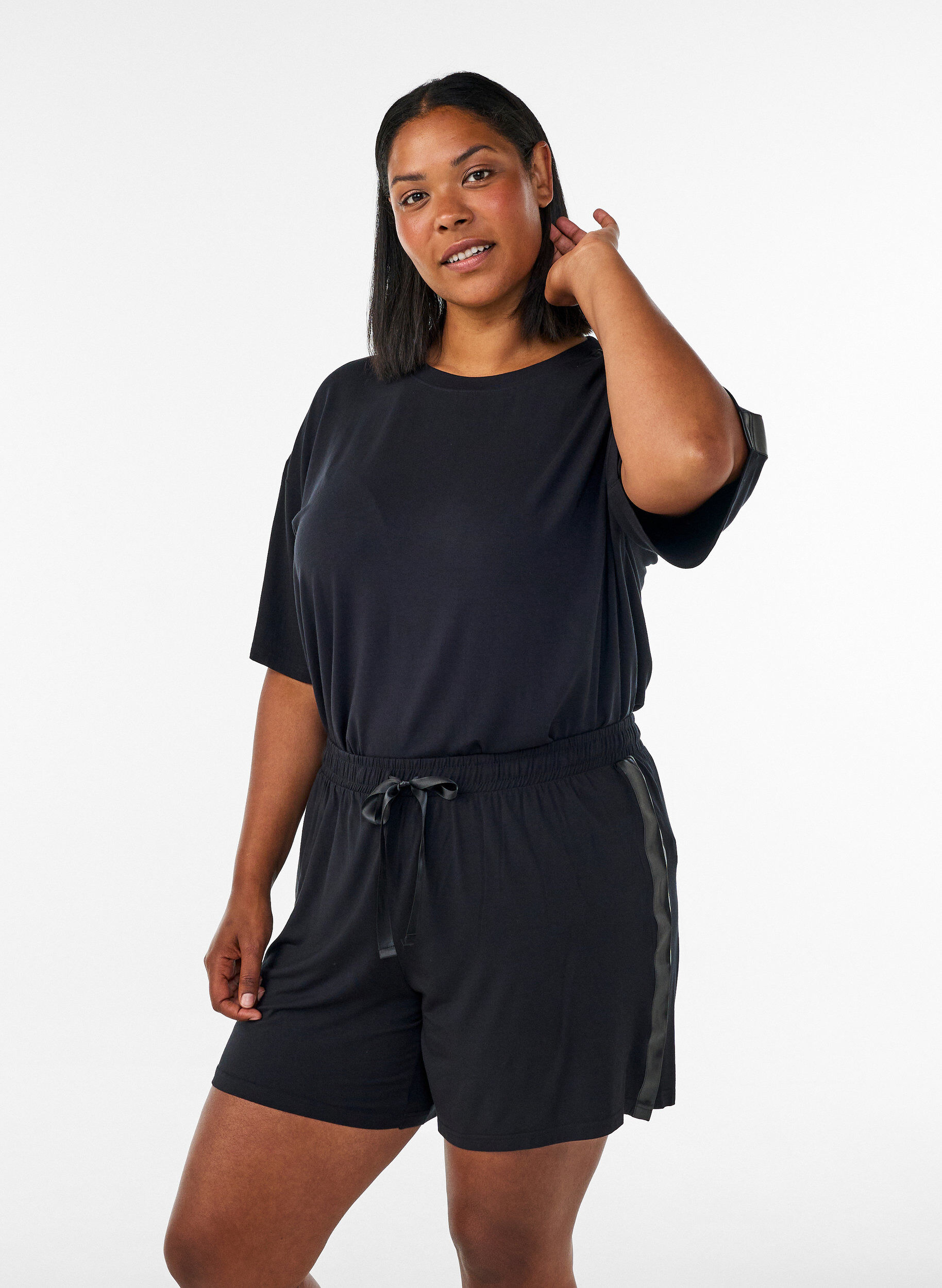 ZizziPyjamashorts aus Modal mit Kontrastband, Schwarz, Model image number 0