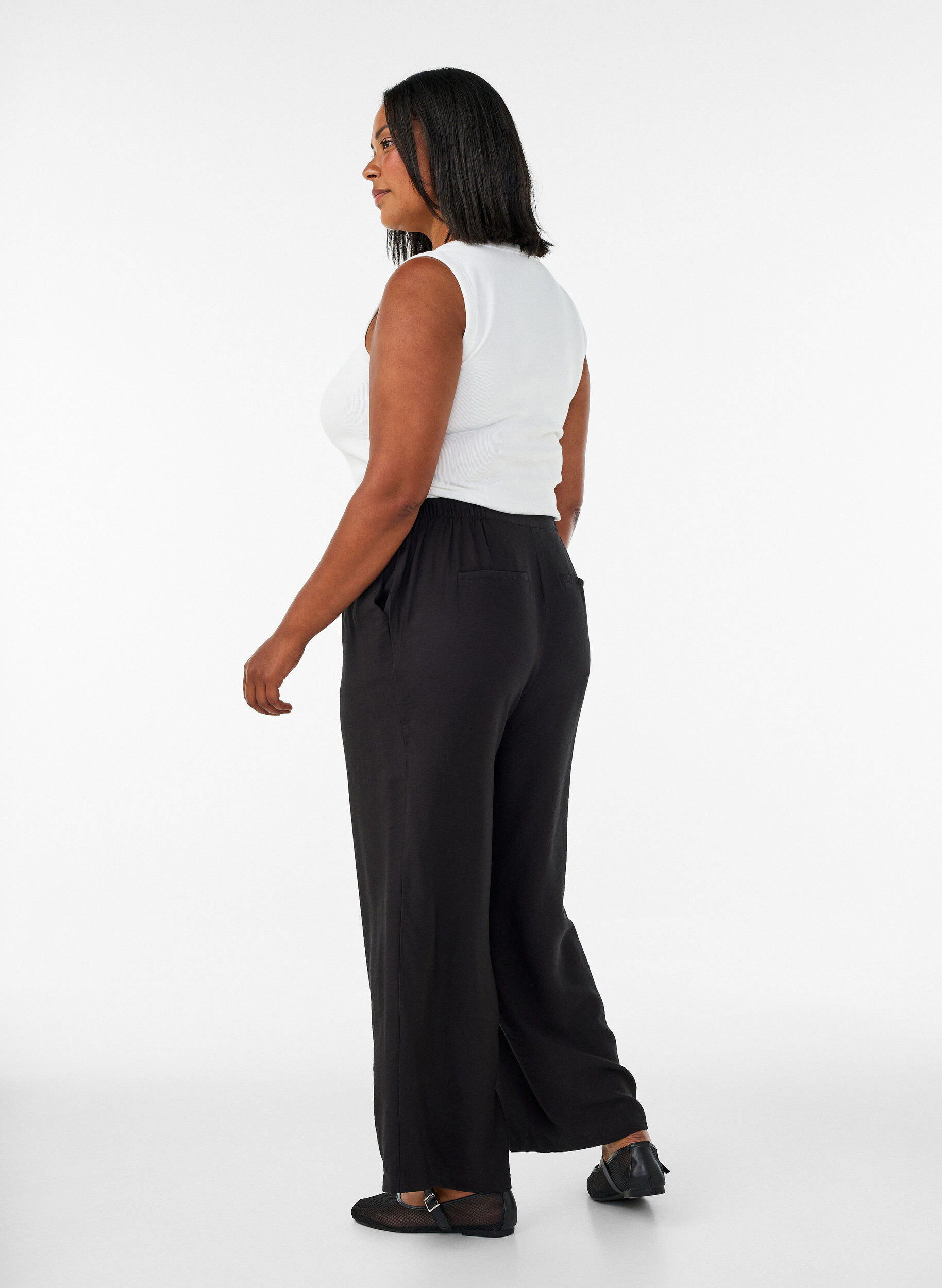 ZizziPantalon en viscose avec taille &eacute;lastiqu&eacute;e et jambes droites, Noir, Model image number 1