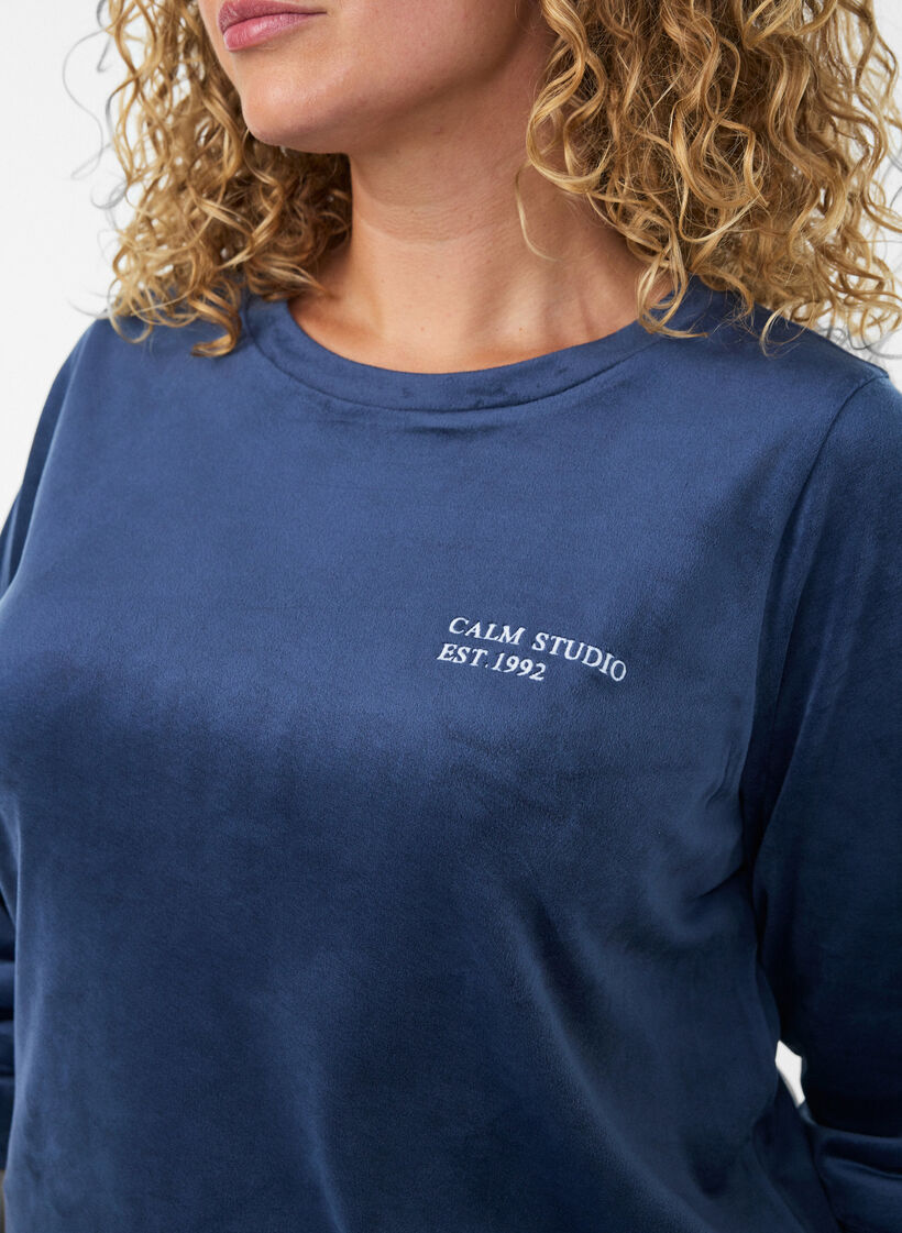 Blouse en velours avec texte brod&eacute;, Bleu, Model image number 3