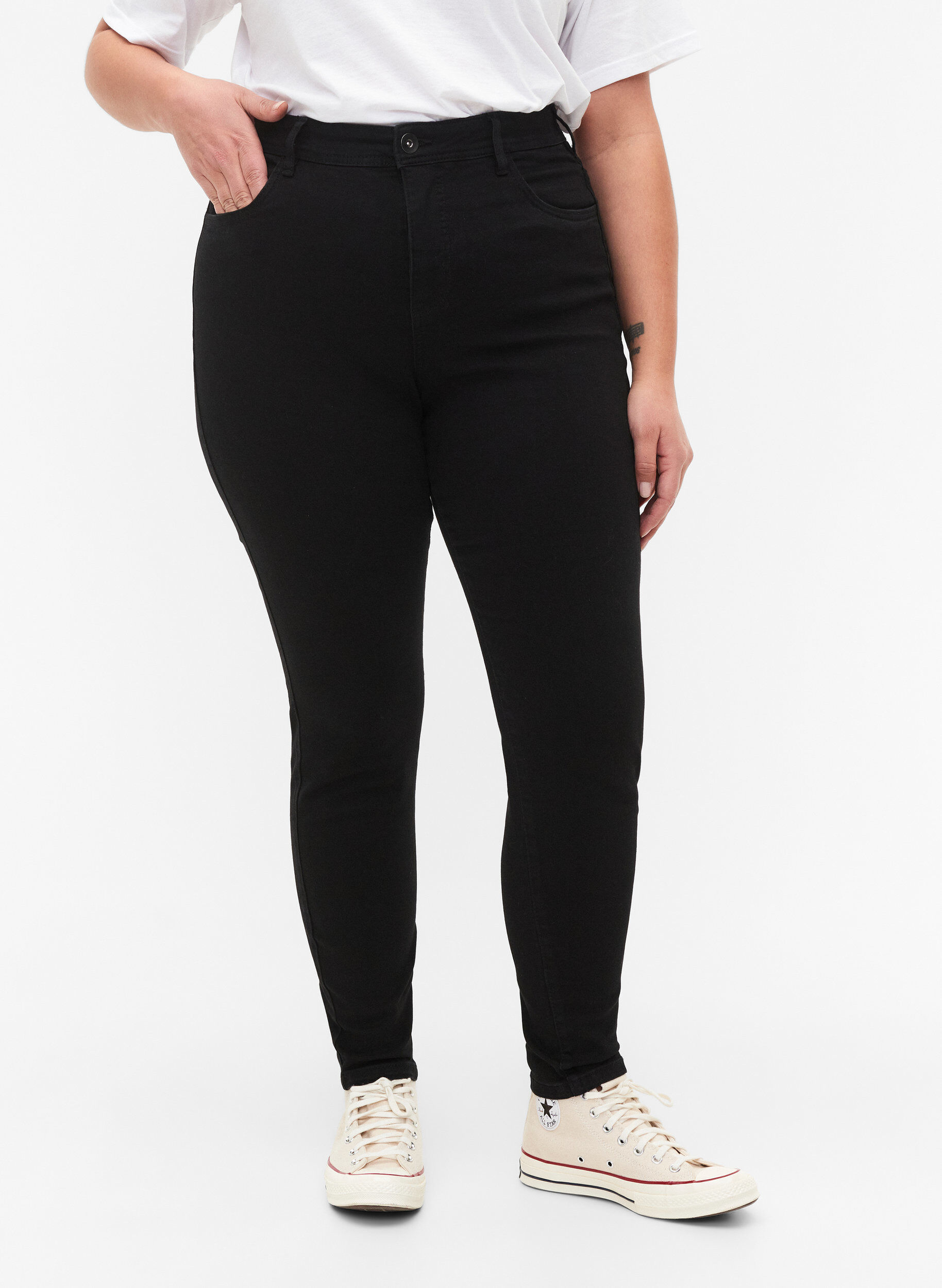 Zizzi Jeans mit Super Slim Fit, Schwarz, Model image number 3