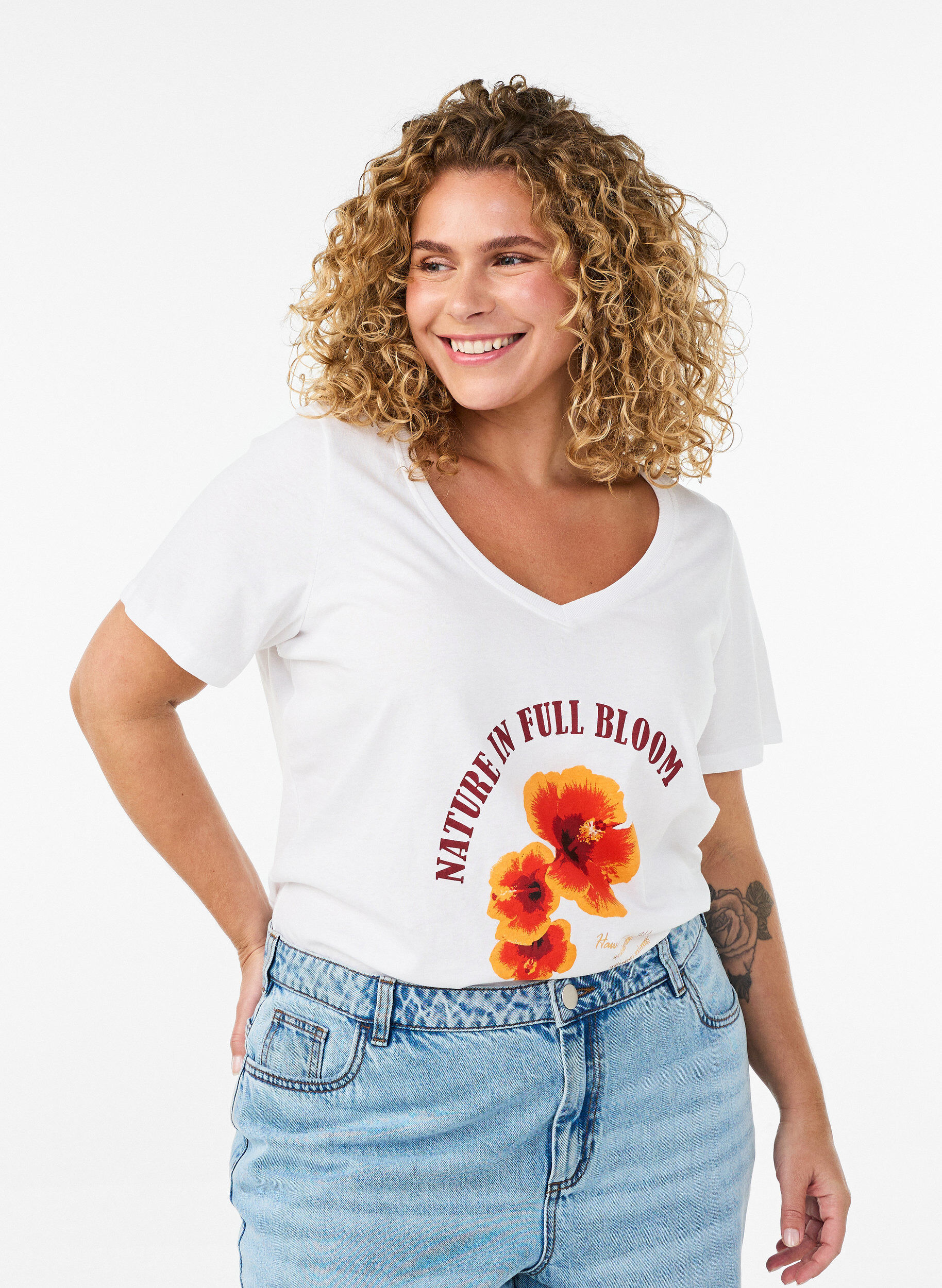 T-Shirt aus Baumwolle mit Frontprint und V-Ausschnitt, Wei&szlig;, Model