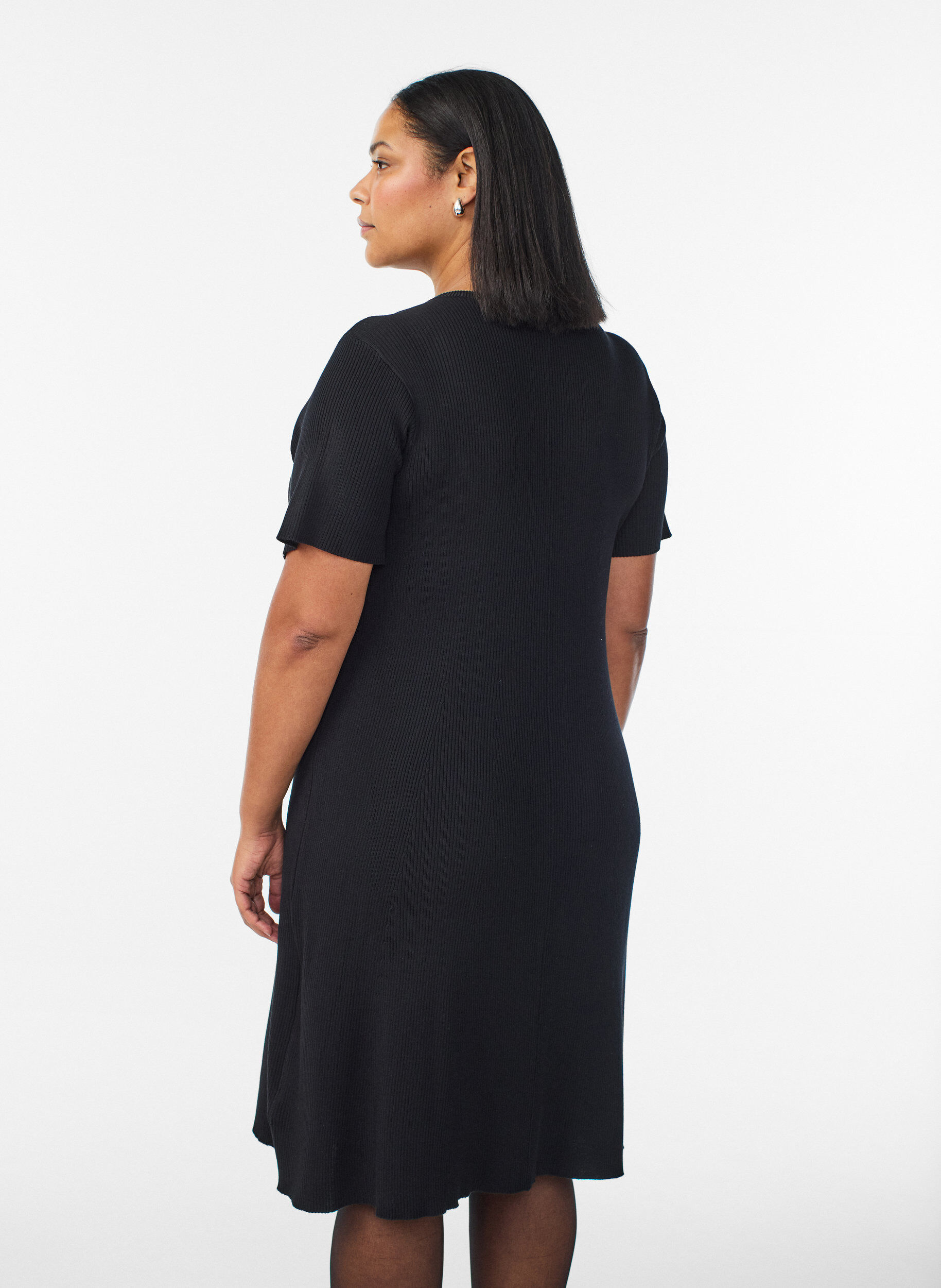 Zizzi Geripptes Kleid mit Zierkn&ouml;pfen und kurzen &Auml;rmeln, Schwarz, Model image number 2