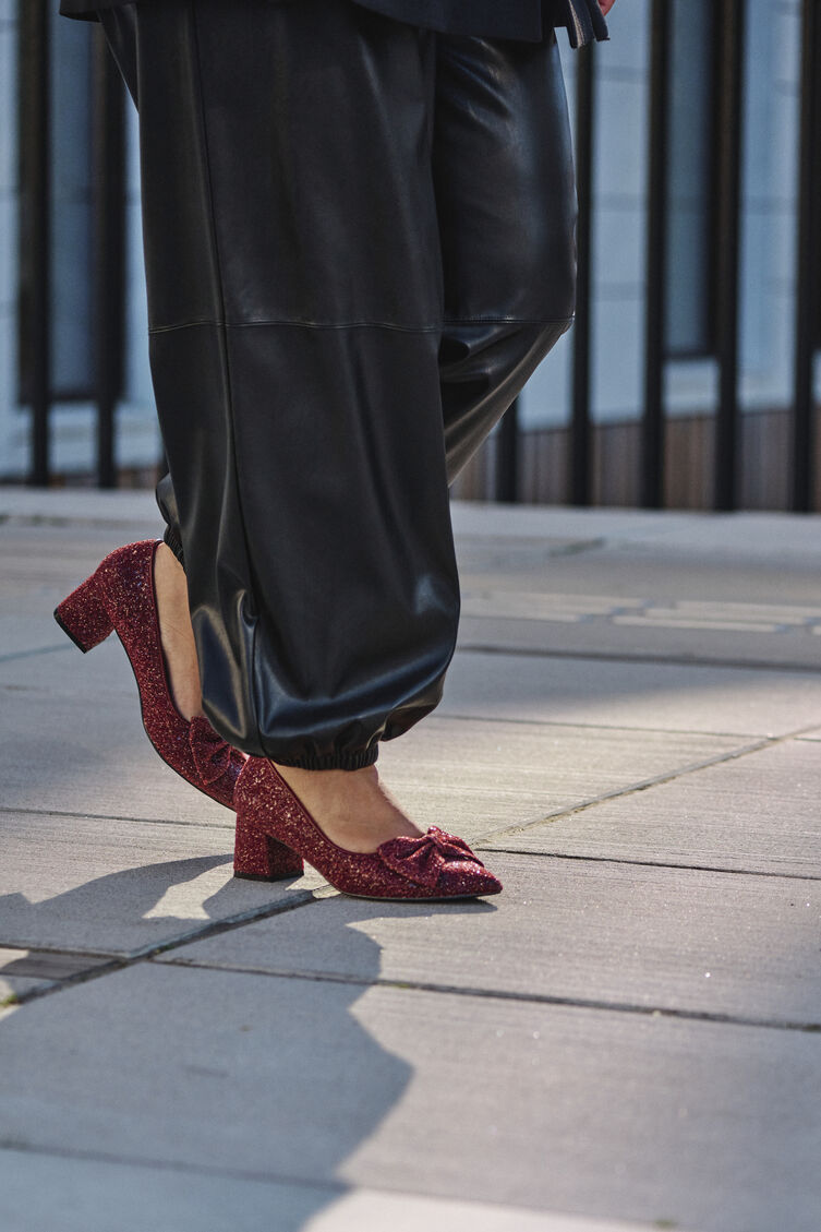 Contraste &eacute;l&eacute;gant avec une touche d&rsquo;&eacute;clat, , Model