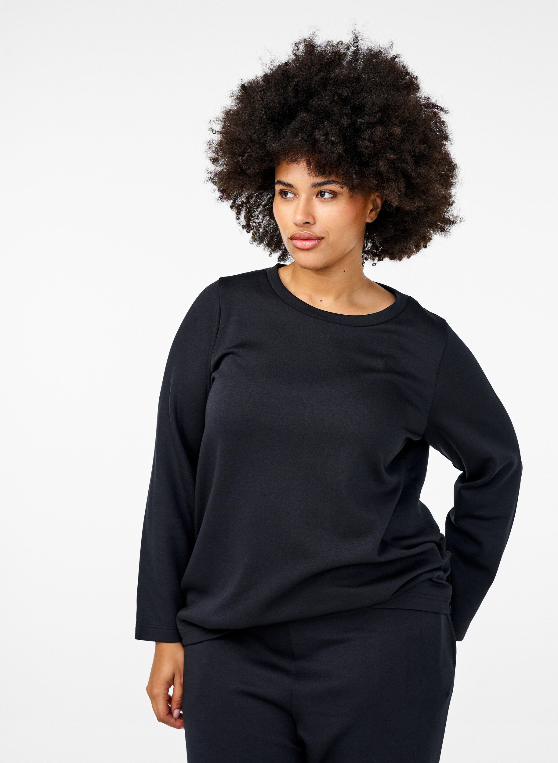 Bluse aus Modal-Mischung mit Rundhalsausschnitt, Schwarz, Model