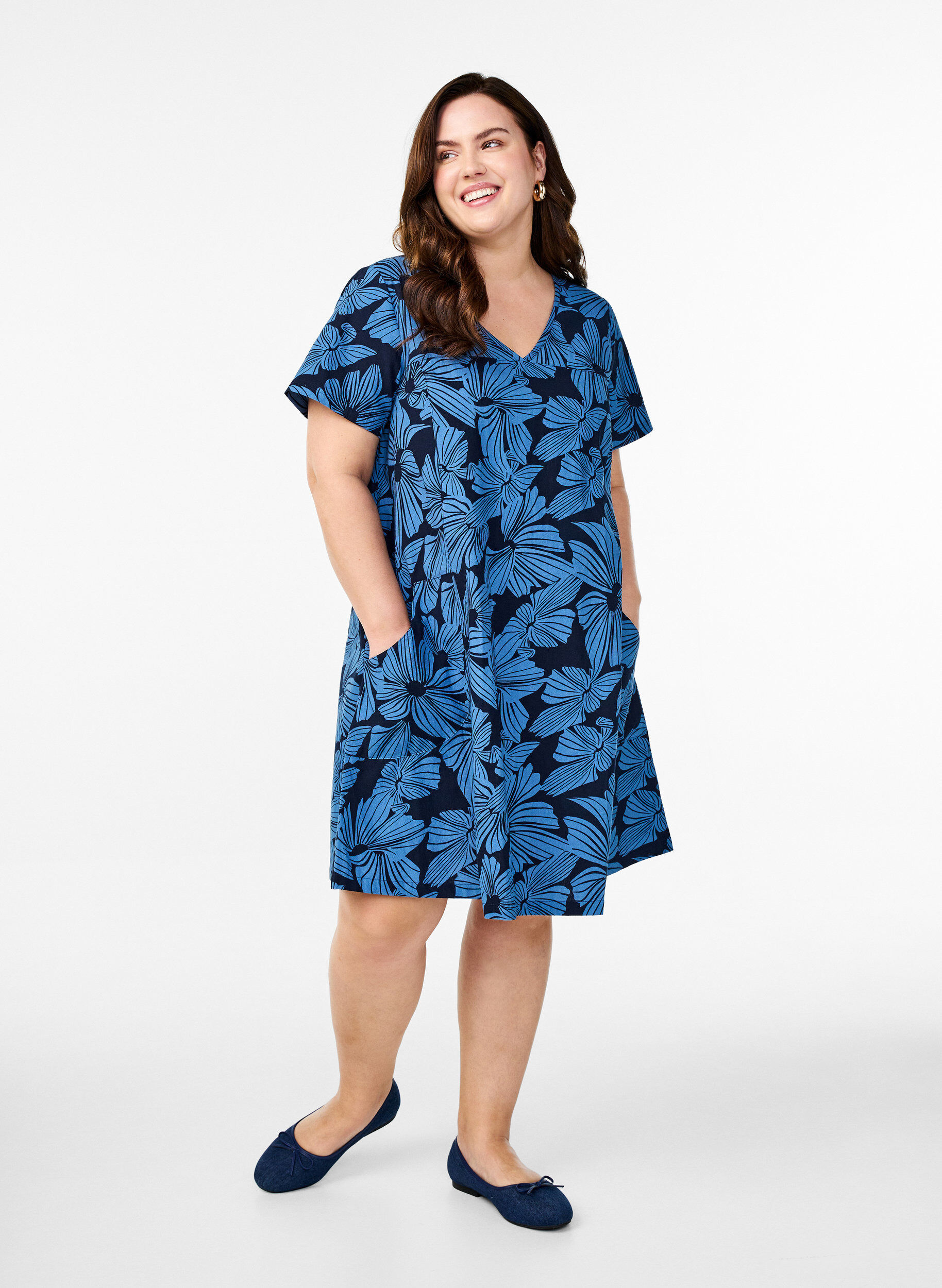 Zizzi Robe courte &eacute;vas&eacute;e &agrave; imprim&eacute; floral, Bleu, Model image number 1