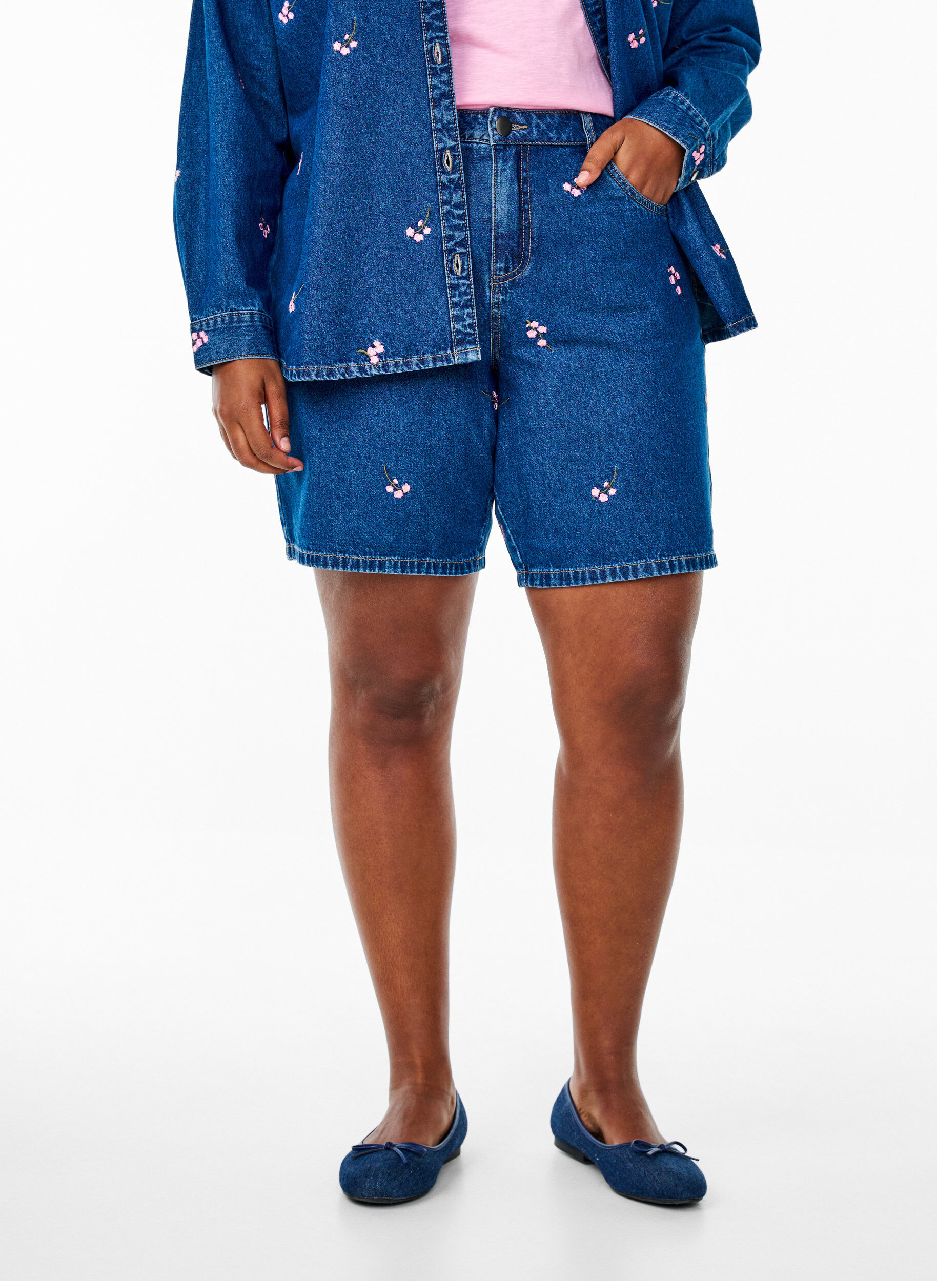 Zizzi Denim-Shorts mit gesticktem Erdbeermotiv, Blau, Model image number 3