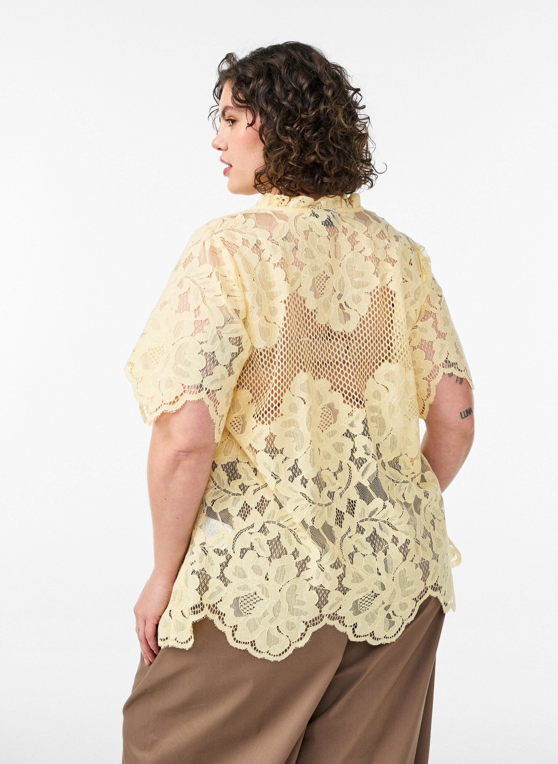 ZizziBluse aus Spitze mit R&uuml;schenkragen und kurzen &Auml;rmeln, Gelb, Model image number 2