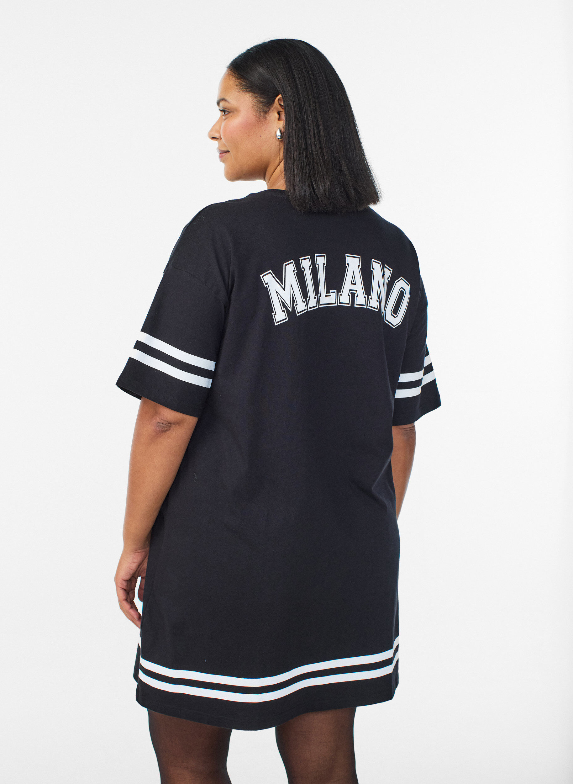 Zizzi Sportliches T-Shirtkleid aus Baumwolle, Schwarz, Model image number 2