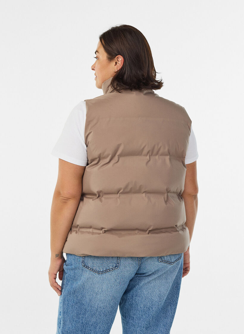 Kurze Steppweste mit hohem Kragen, Braun, Model image number 2
