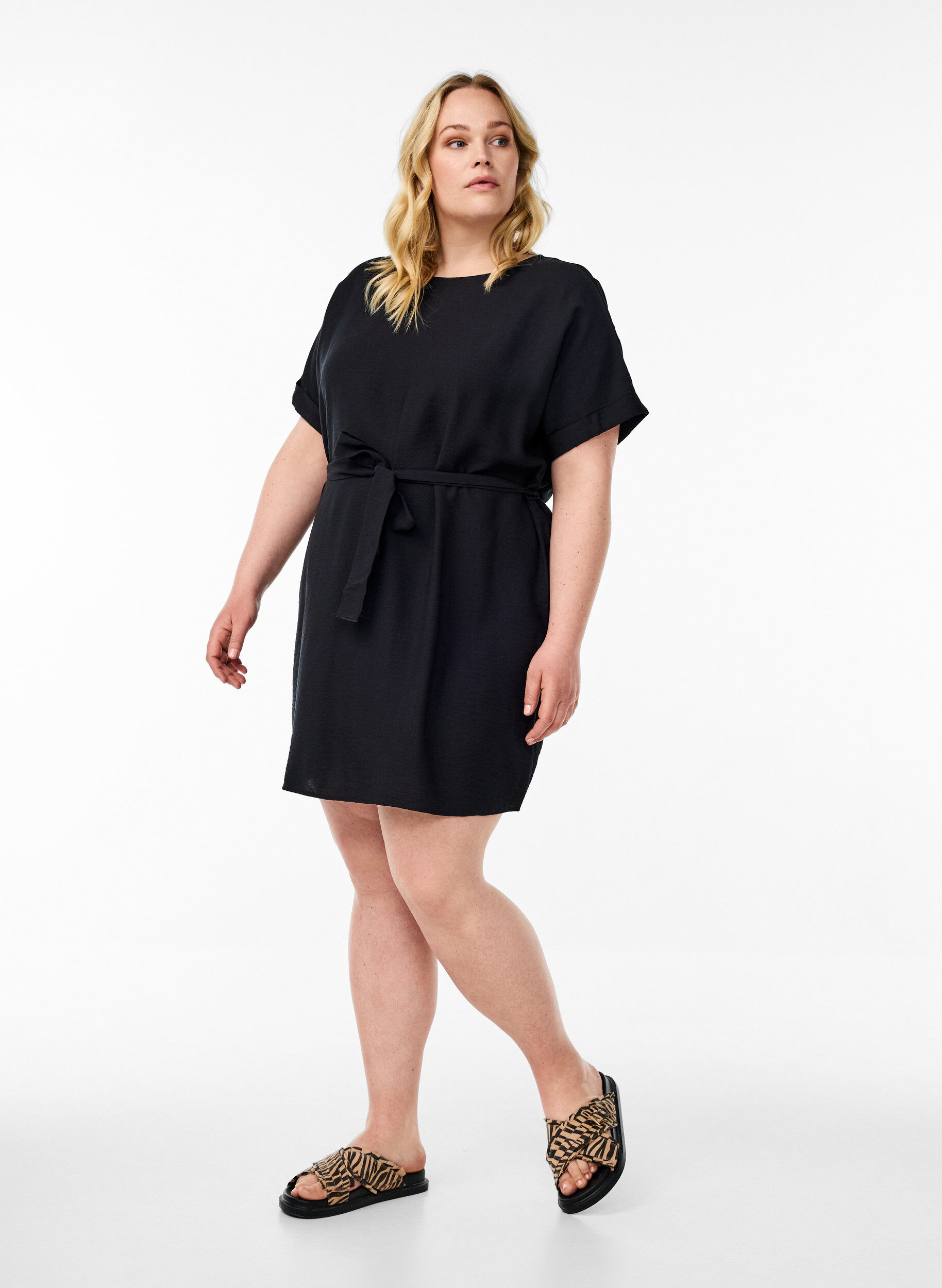 Zizzi Robe courte coupe ample avec ceinture &agrave; nouer, Noir, Model image number 1