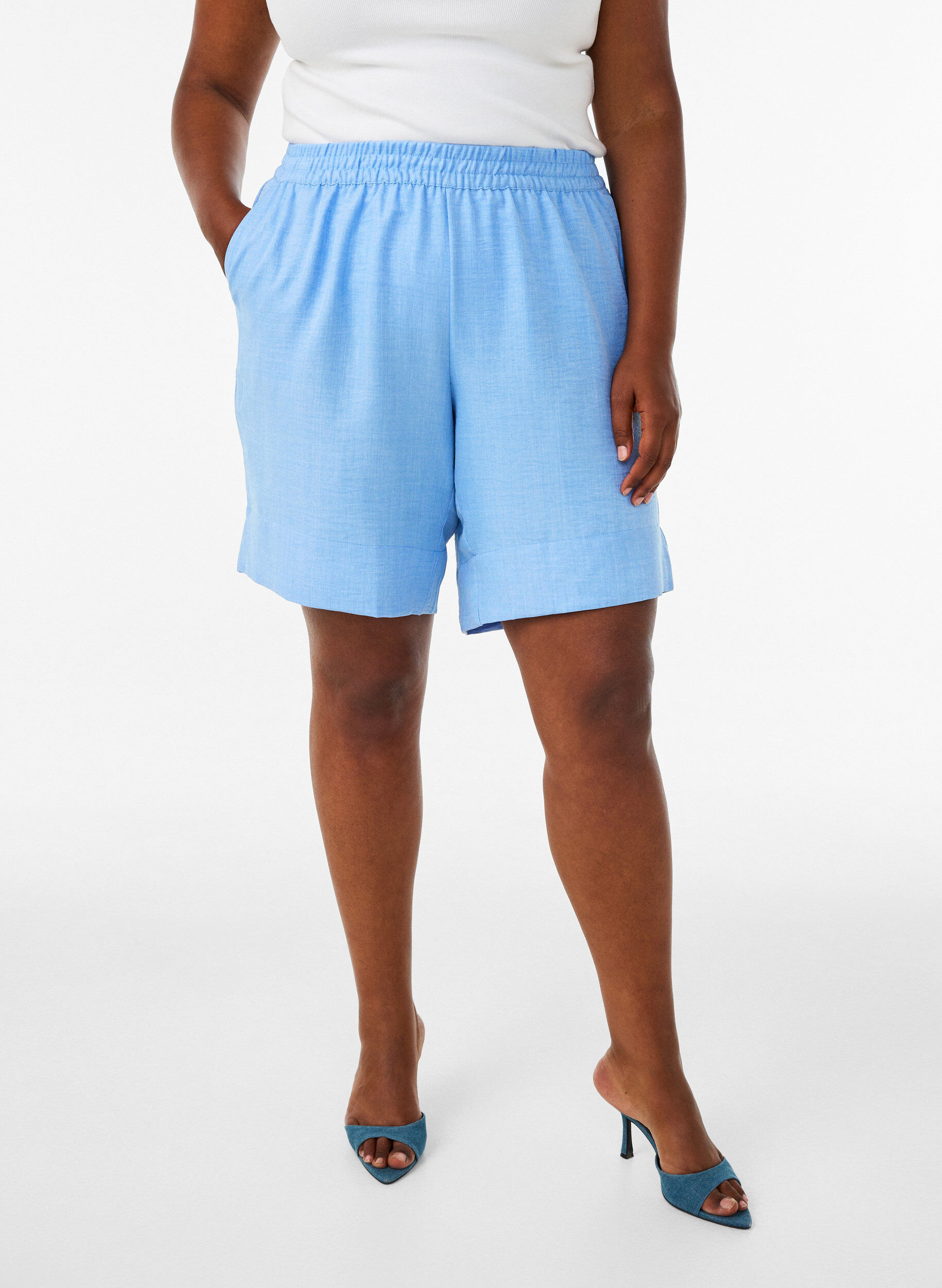 Shorts mit Taschen und hoher Taille, Blau, Model