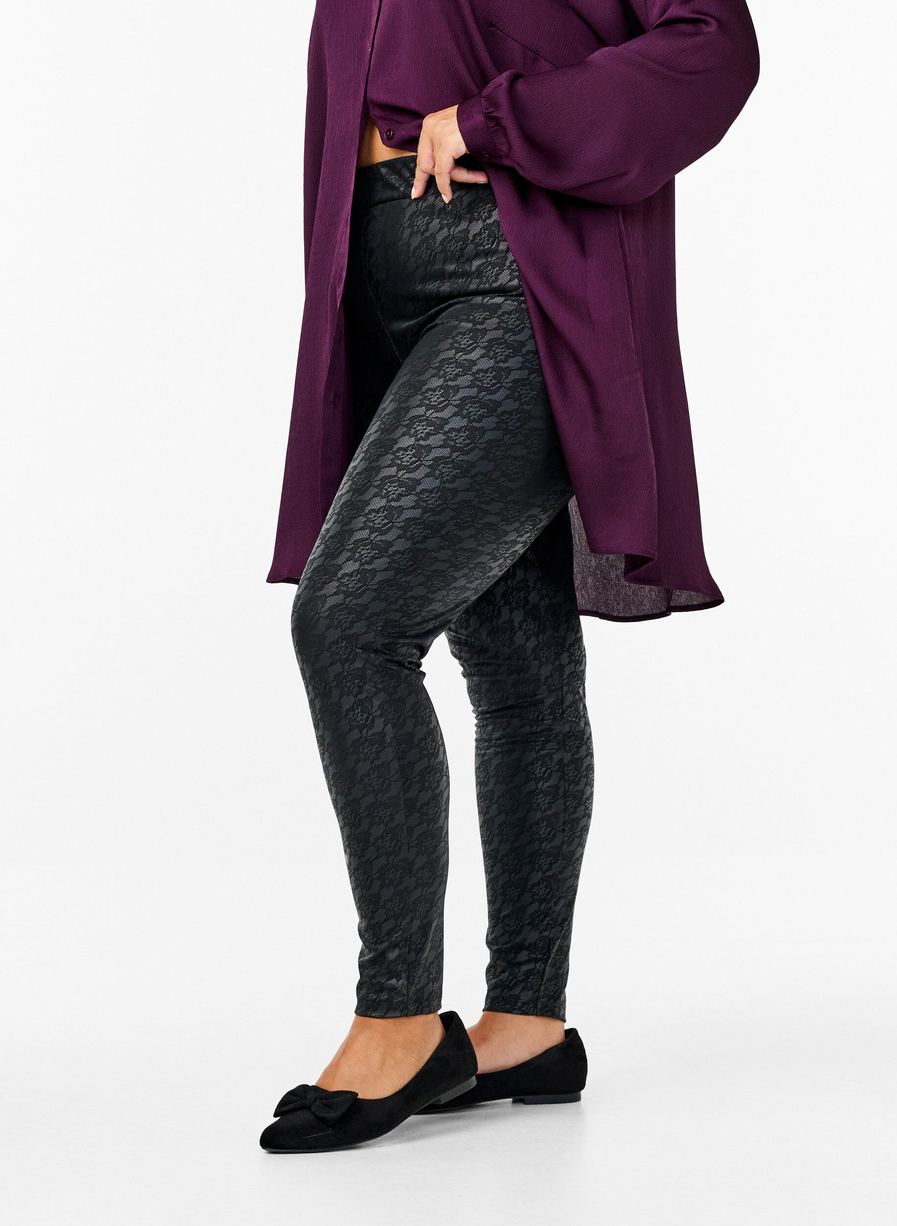 Zizzi Leggings aus Kunstleder mit Spitzenmuster, Schwarz, Model image number 0