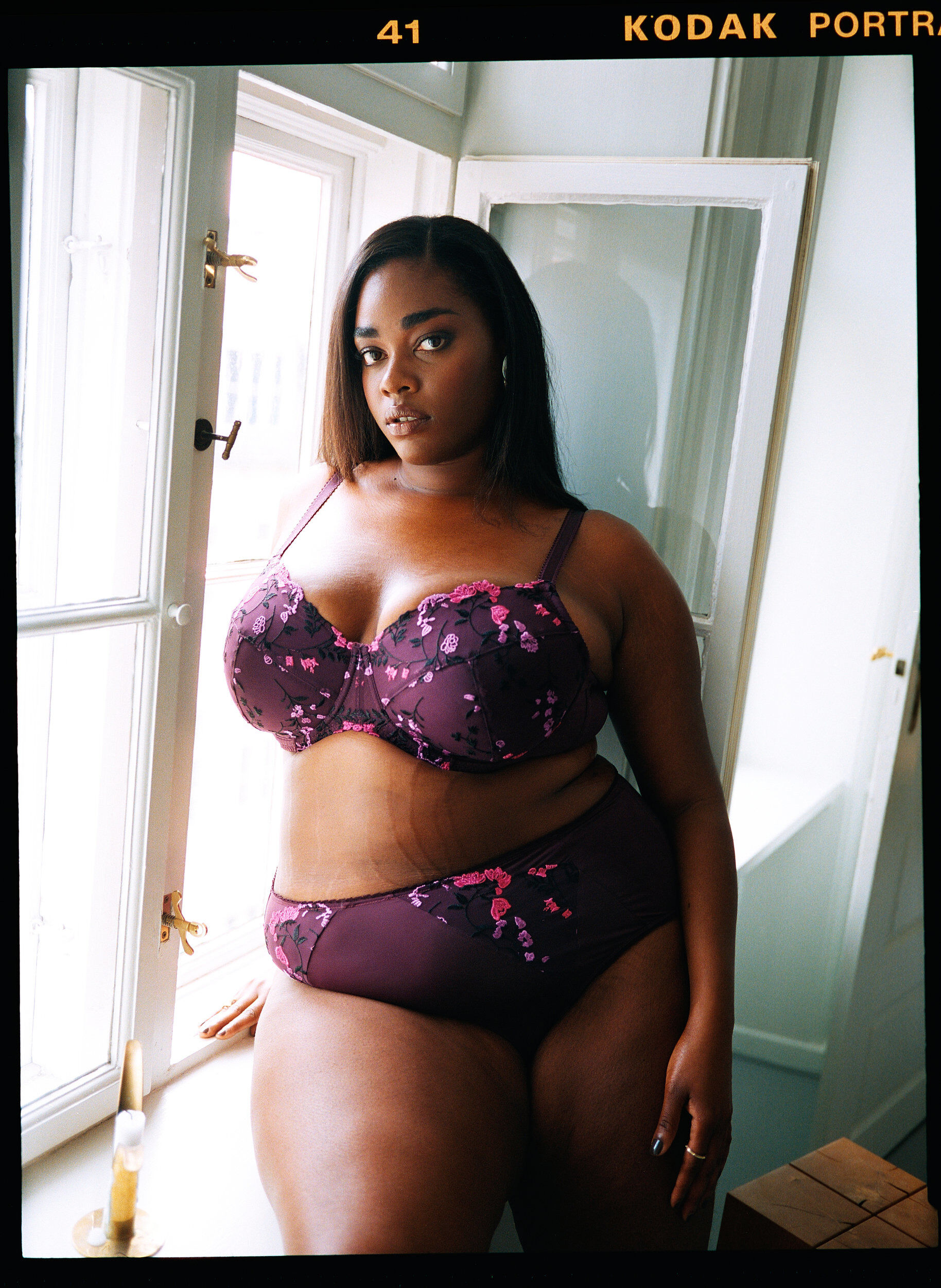 Zizzi Slip aus Mikrofaser mit Blumenstickerei, Lila, Image image number 0