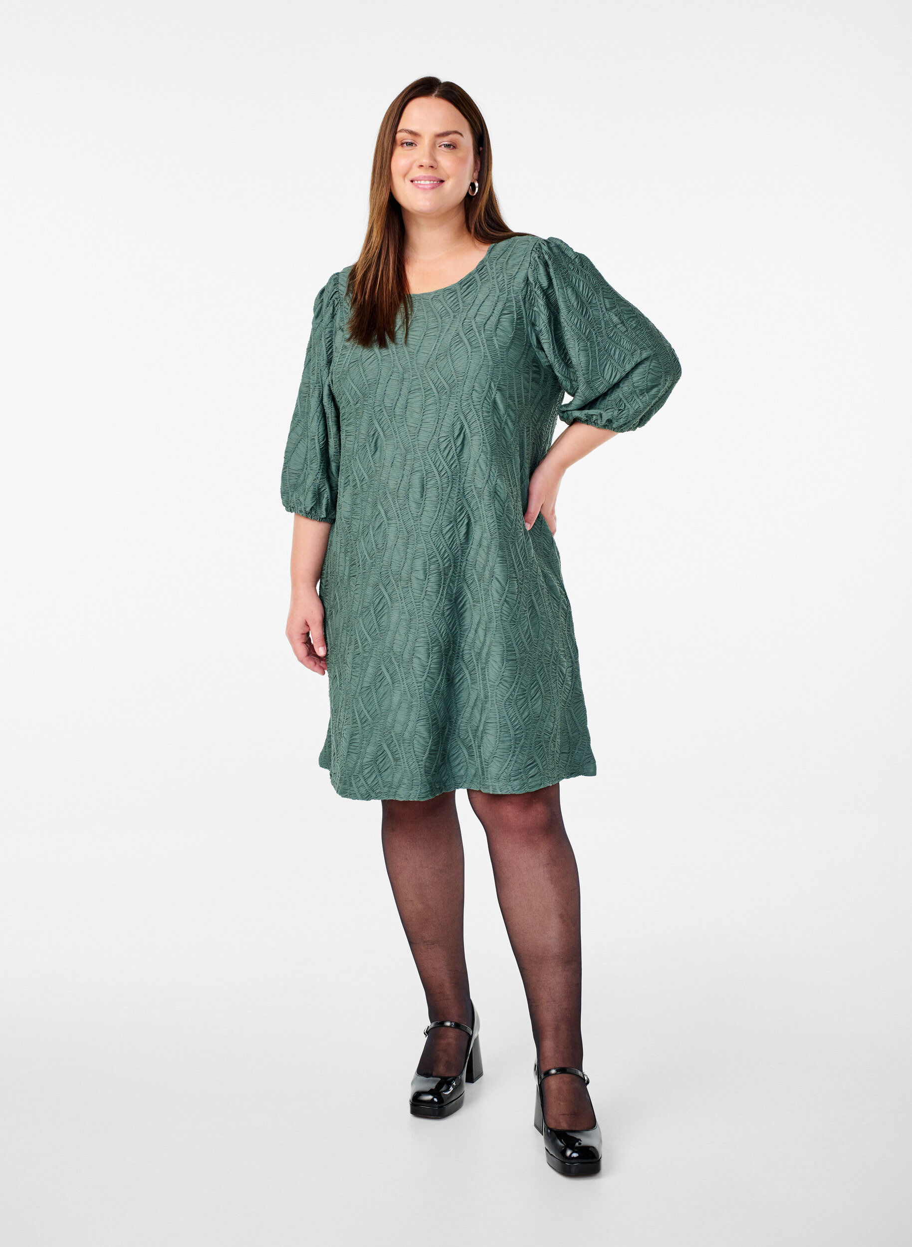 Zizzi Kurzes Kleid mit Struktur und 3/4-&Auml;rmeln, Gr&uuml;n, Model image number 1
