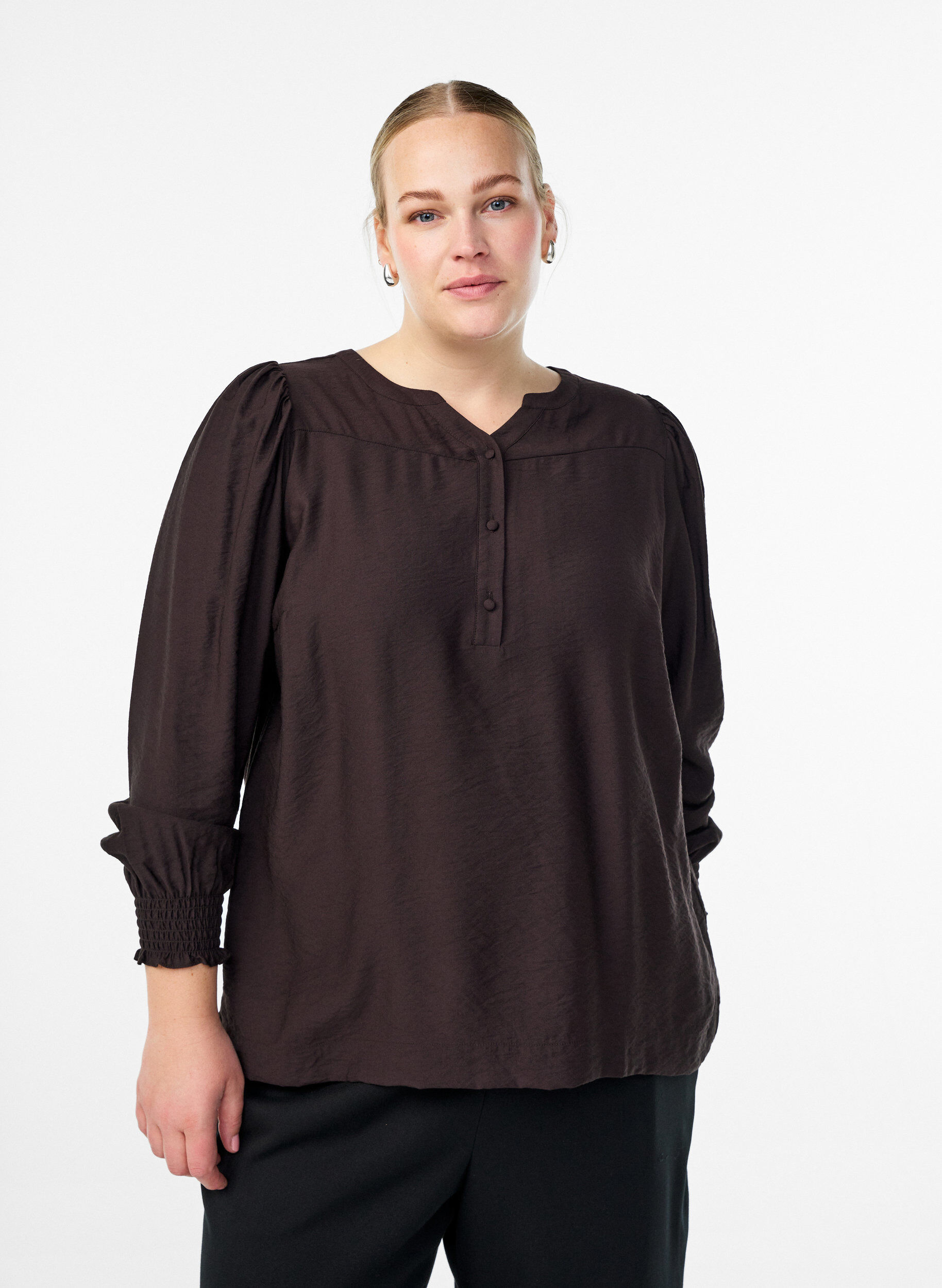 Blouse en viscose avec smock et d&eacute;tails fronc&eacute;s, Marron, Model