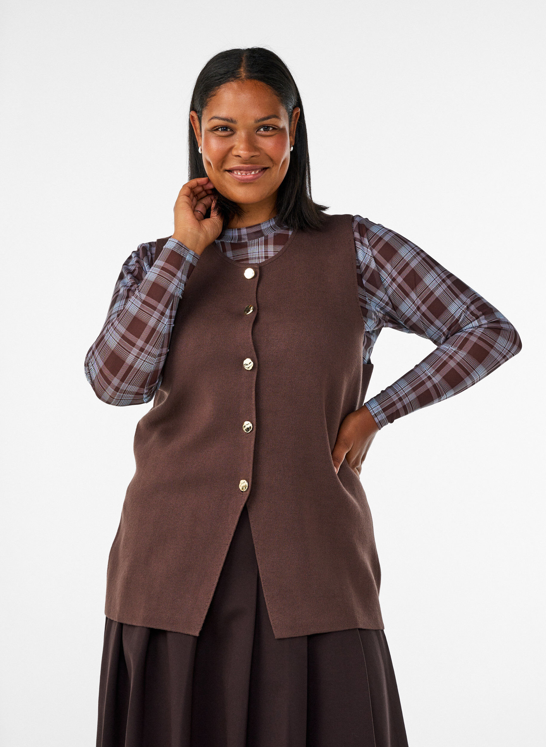 &Auml;rmellose Strickweste mit Zierkn&ouml;pfen, Braun, Model