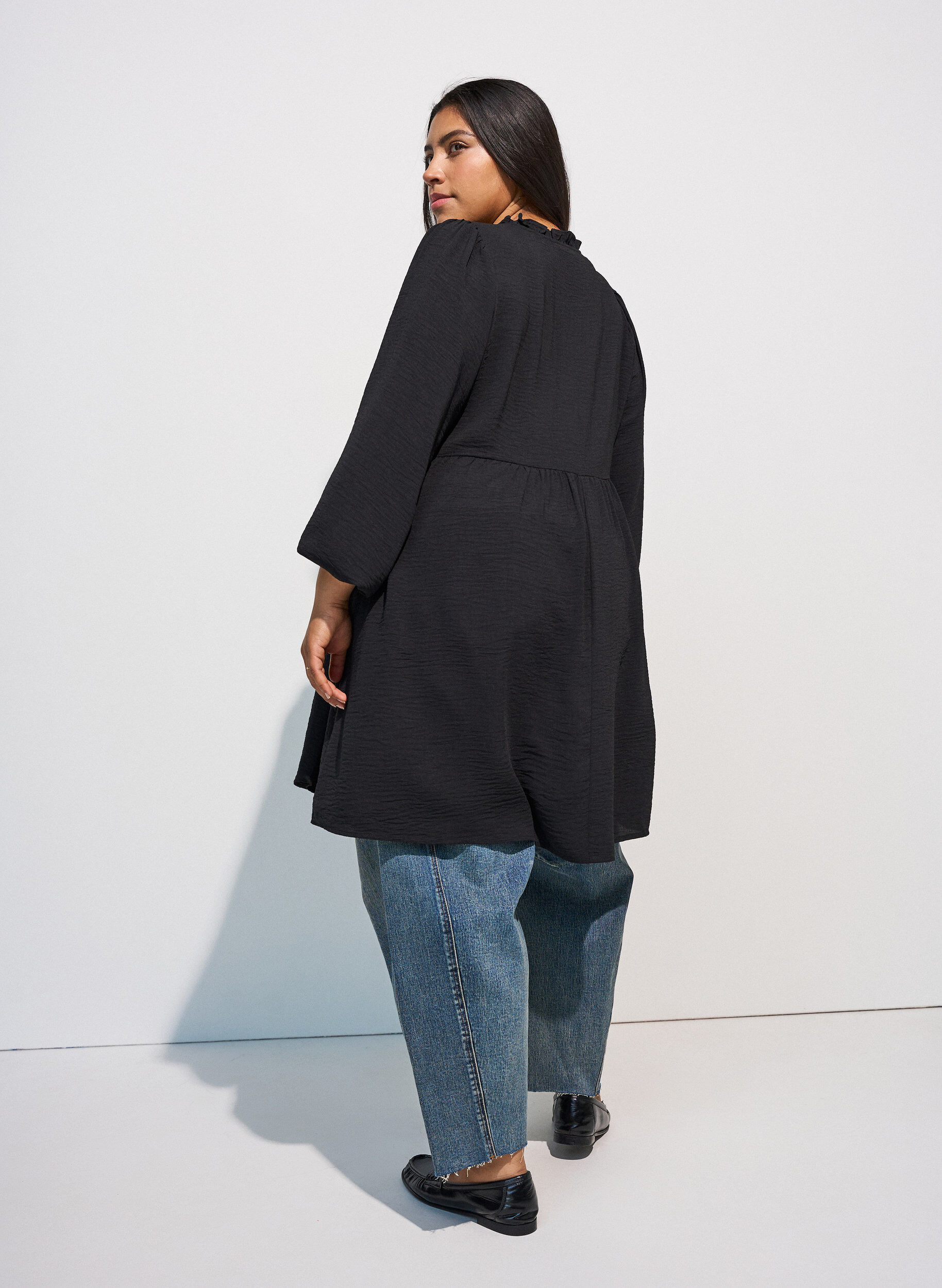 ZizziRobe coupe &eacute;vas&eacute;e avec une taille empire, Noir, Model image number 2