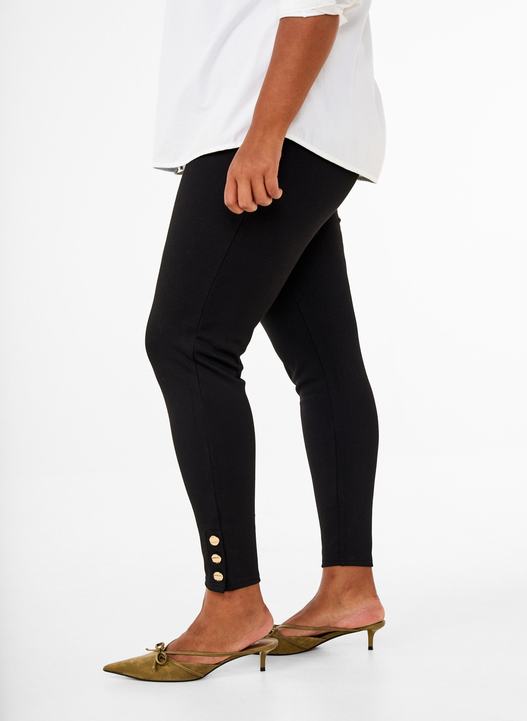 Zizzi Leggings aus Viskose mit Knopfdetails, Schwarz, Model image number 2