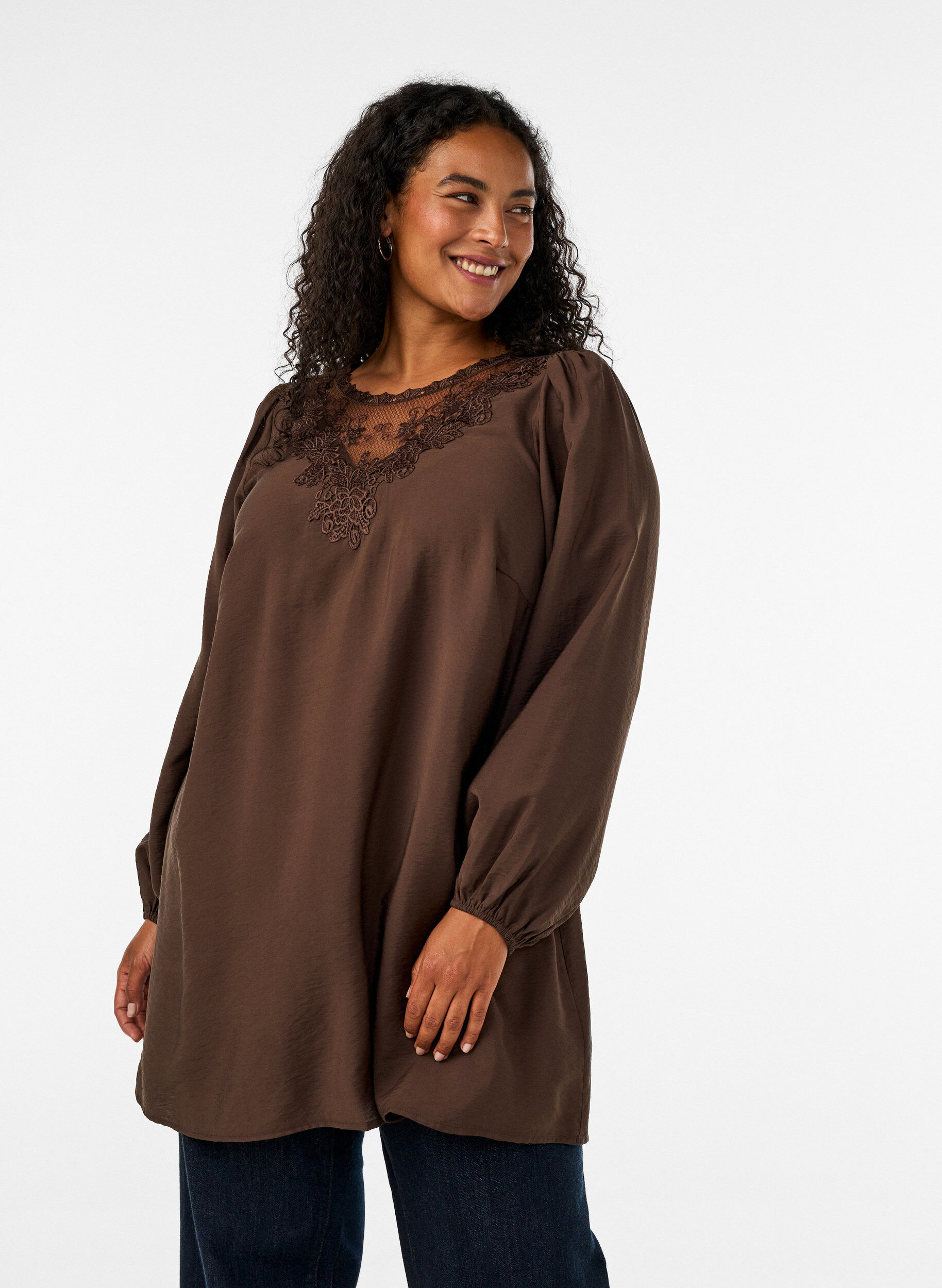 Tunika aus Viskose mit Spitzendetails, Braun, Model