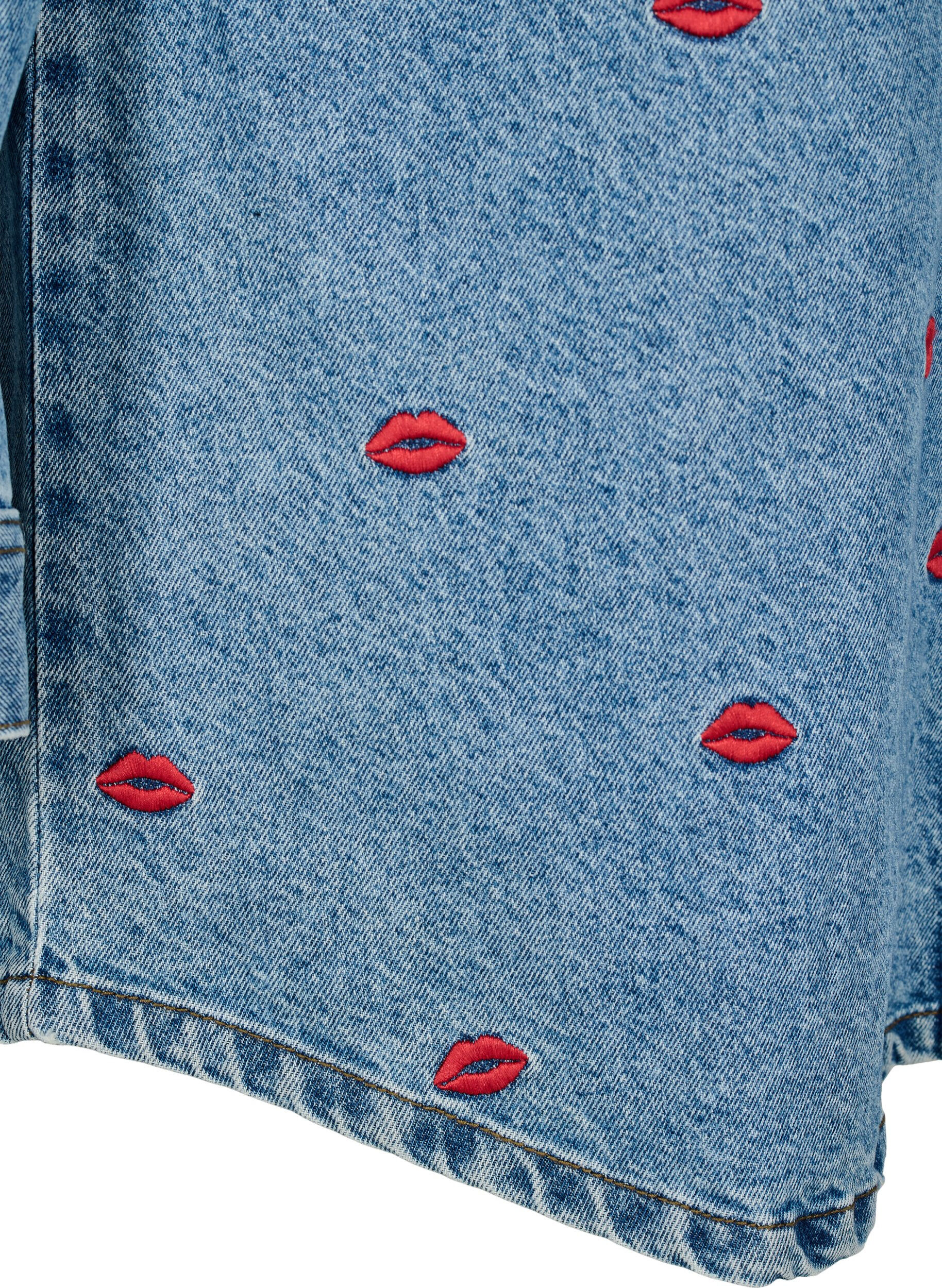 Zizzi Denimhemd mit lockerer Passform und aufgestickten Lippen, Light Blue Kiss, Packshot image number 3