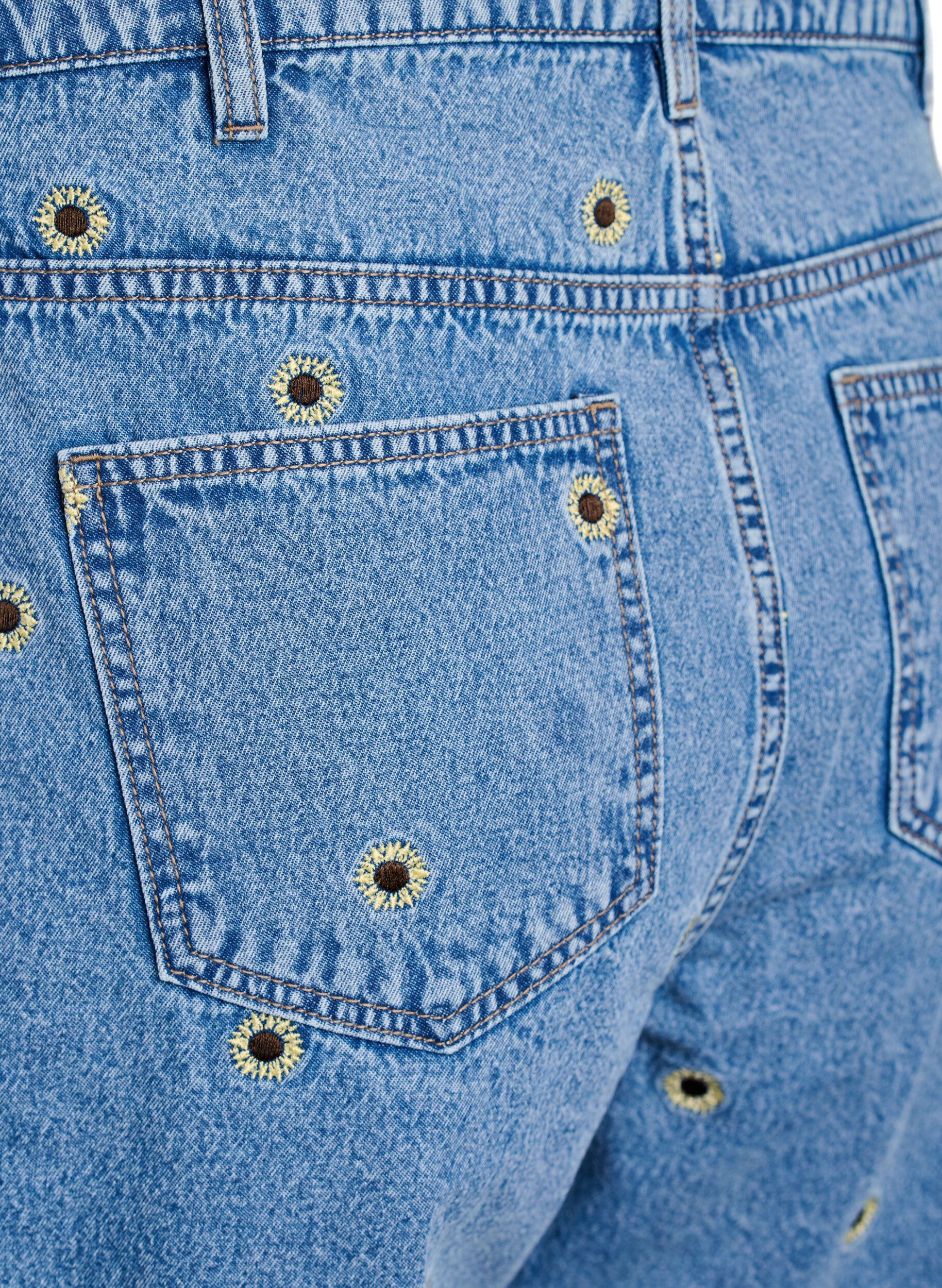 Zizzi Denim-Shorts mit aufgestickten Blumen, Blau, Packshot image number 3