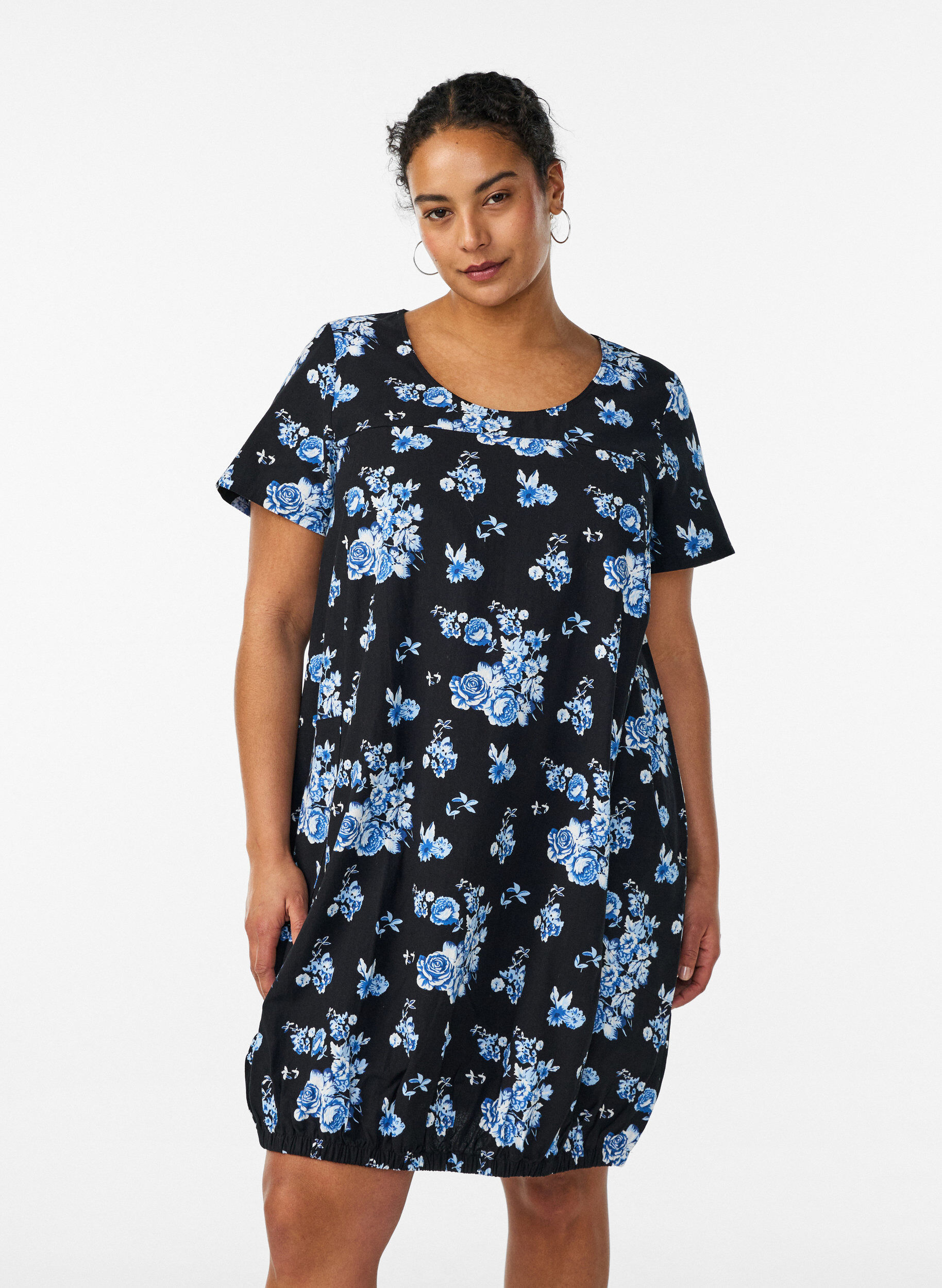 Kurz&auml;rmliges Baumwollkleid mit Aufdruck, Schwarz, Model