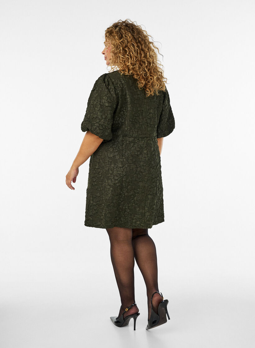 Robe en jacquard &agrave; coupe &eacute;vas&eacute;e avec manches bouffantes, Vert fonc&eacute;, Model image number 2