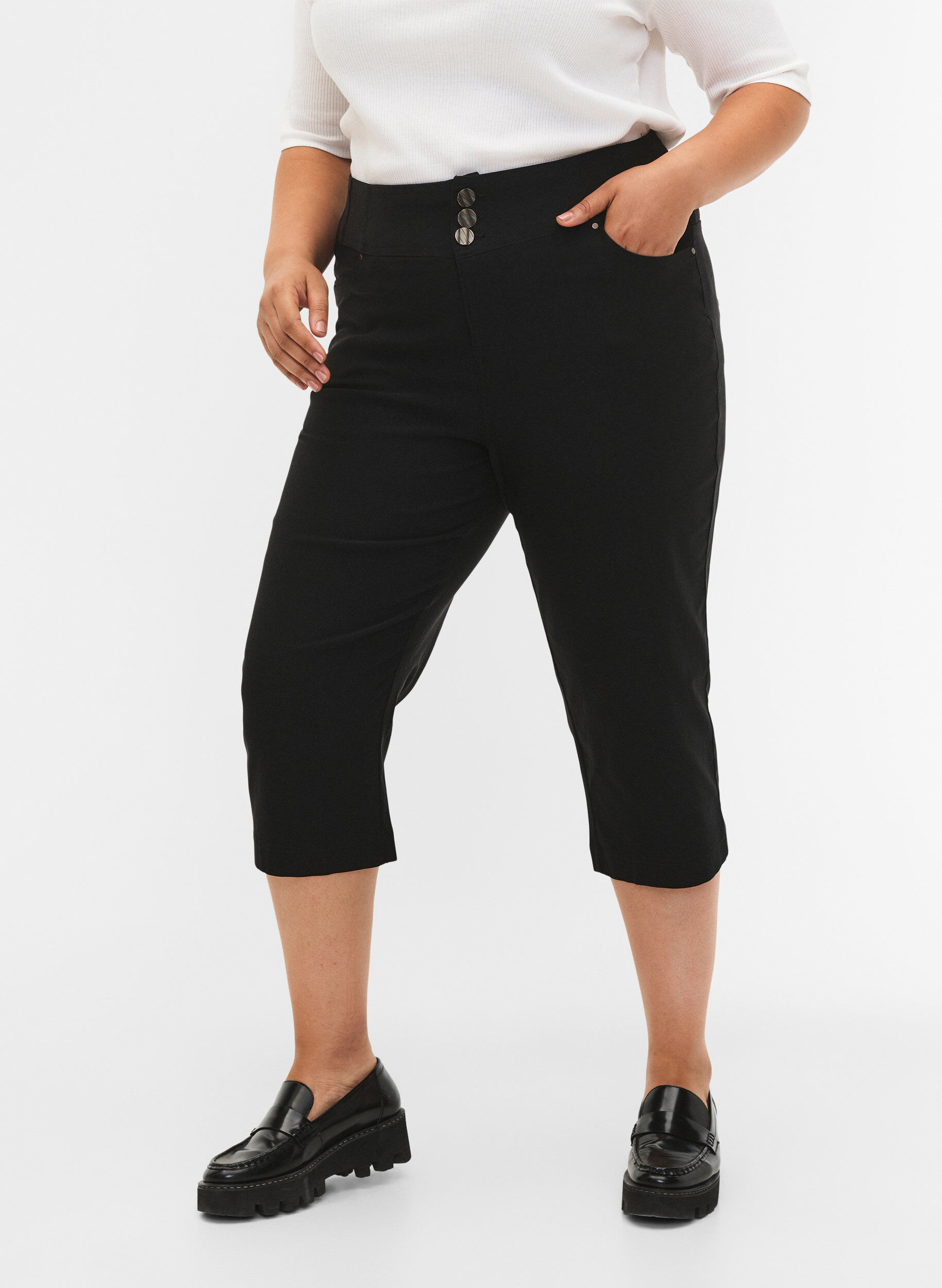 Zizzi Eng anliegende Capri-Hose mit hoher Taille, Black, Model image number 2