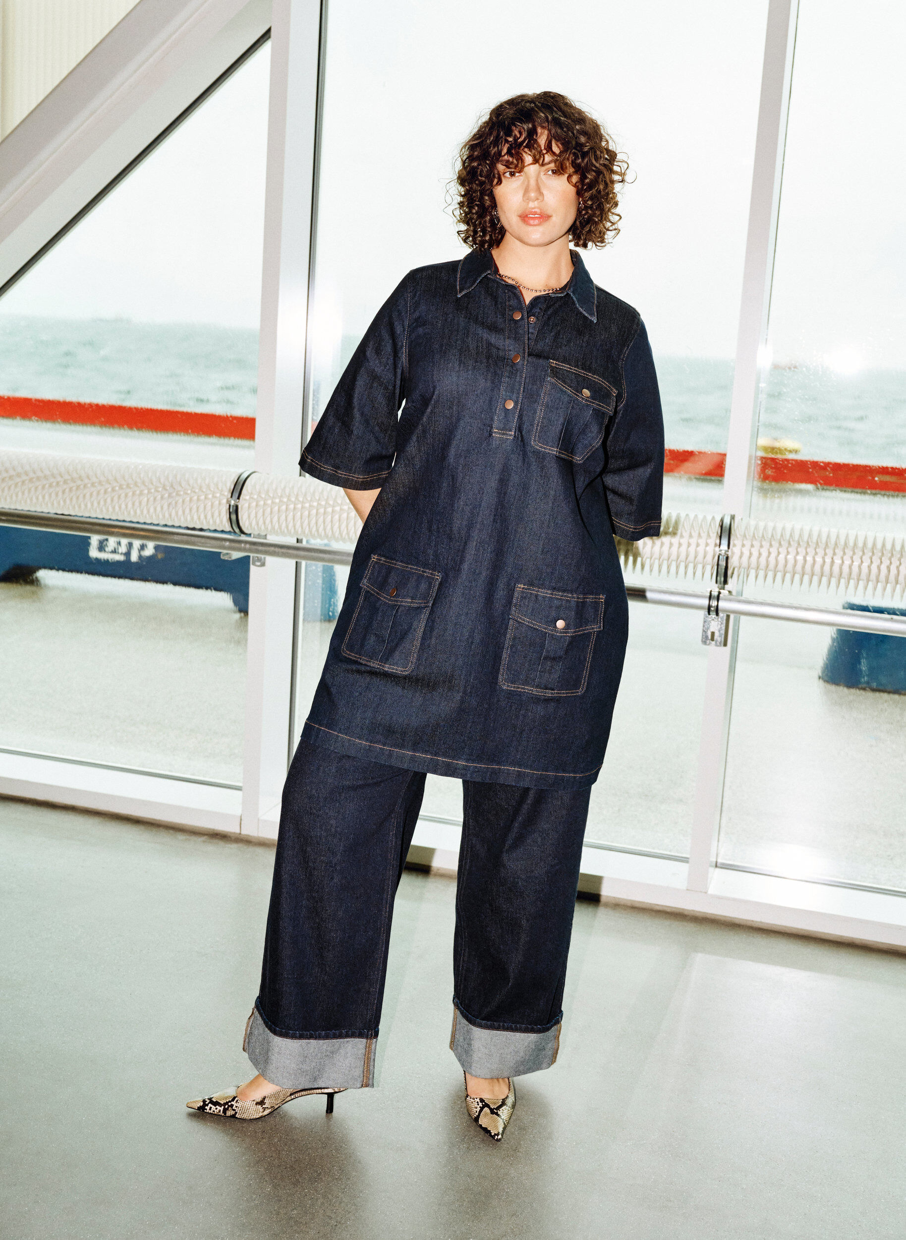 Zizzi Robe en jean avec de grandes poches et des manches 3/4, Bleu, Image image number 0