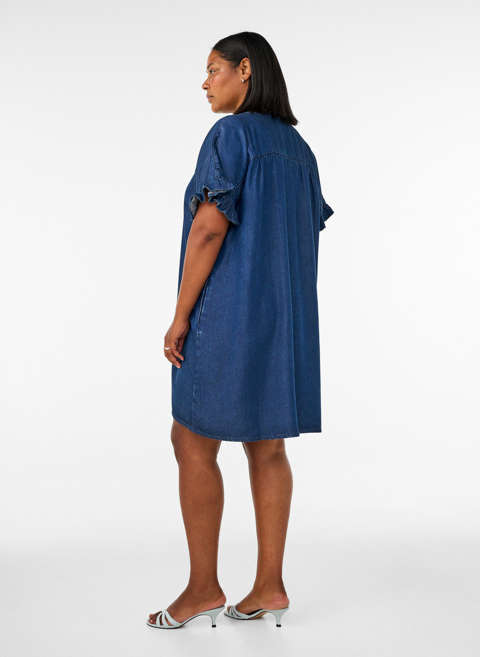 ZizziRobe aspect denim avec fermeture boutonn&eacute;e et manches &agrave; volants, Bleu, Model image number 2