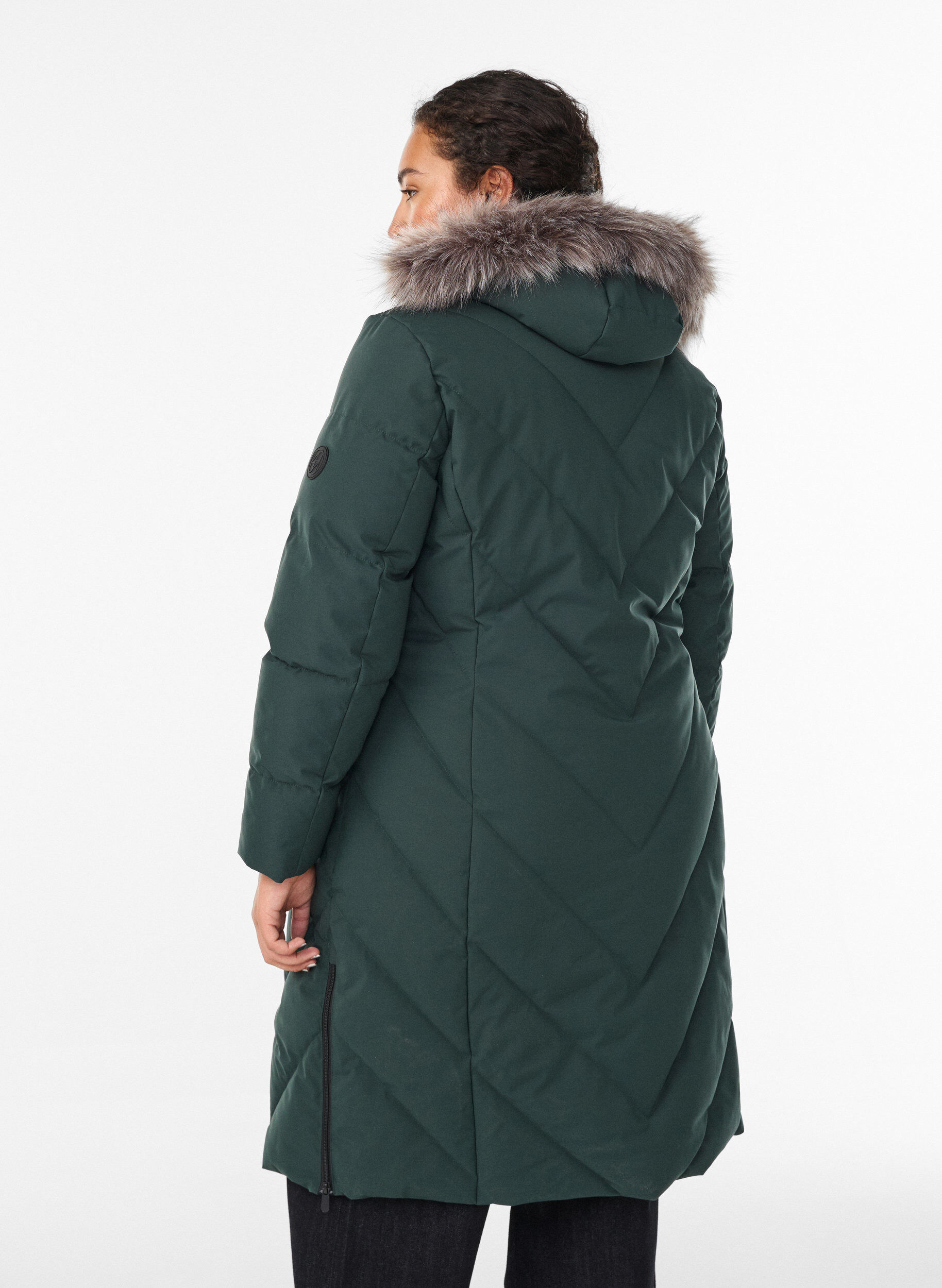 Zizzi Long manteau d'hiver &agrave; fermeture &agrave; attaches et col en fausse fourrure, Vert fonc&eacute;, Model image number 2