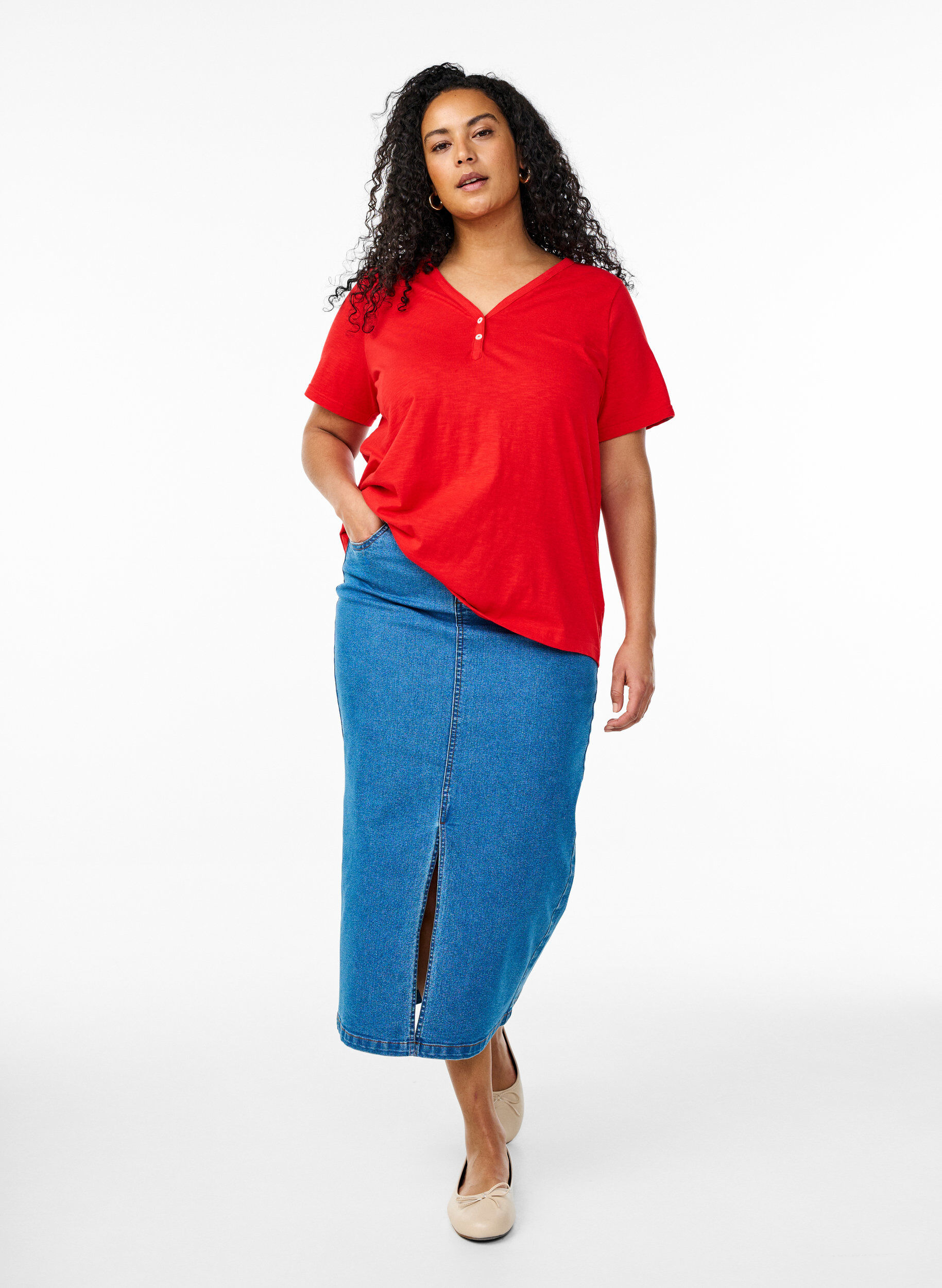 Zizzi FLASH - T-shirt dot&eacute; de boutons, Rouge, Model image number 1