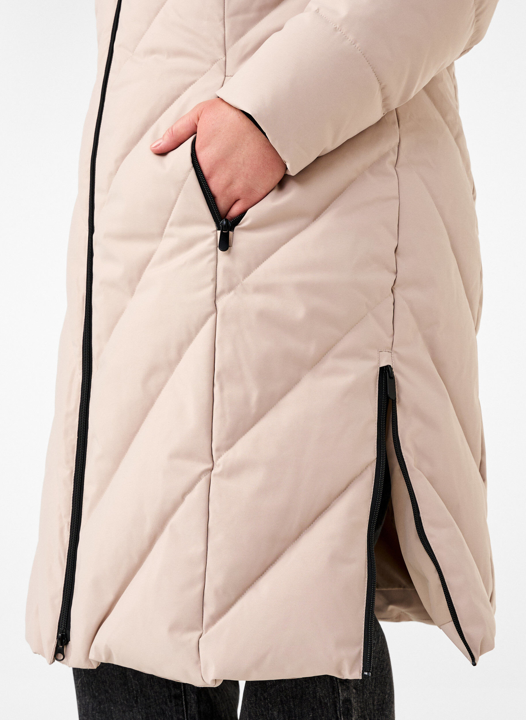 Zizzi Long manteau d'hiver &agrave; fermeture &agrave; attaches et col en fausse fourrure, Beige, Model image number 3