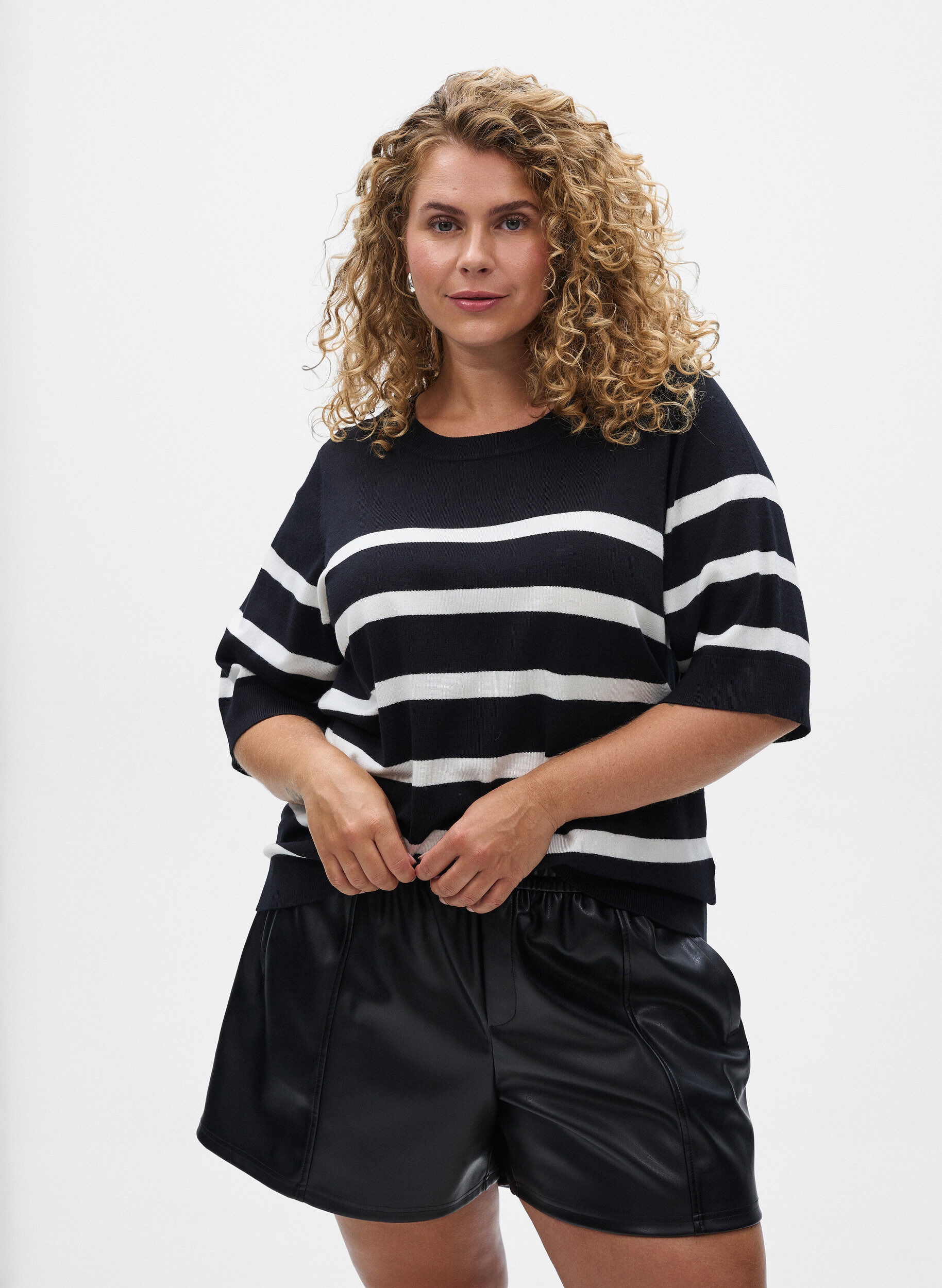ZizziGestreiftes Stricktop mit kurzen &Auml;rmeln, Schwarz, Model image number 0