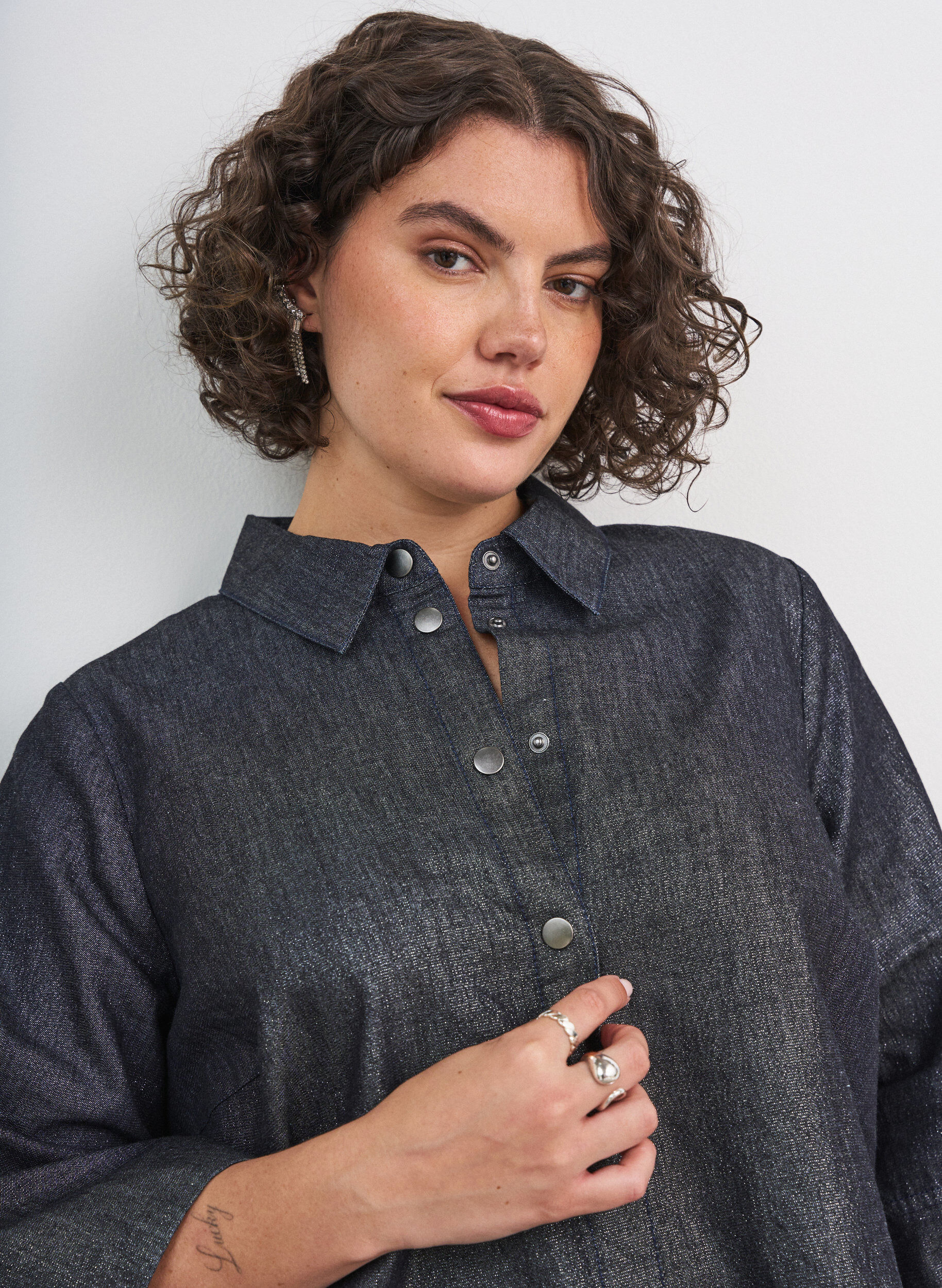 ZizziDenimbluse mit Glitzerfaden und 3/4-&Auml;rmeln, Grau, Model image number 3