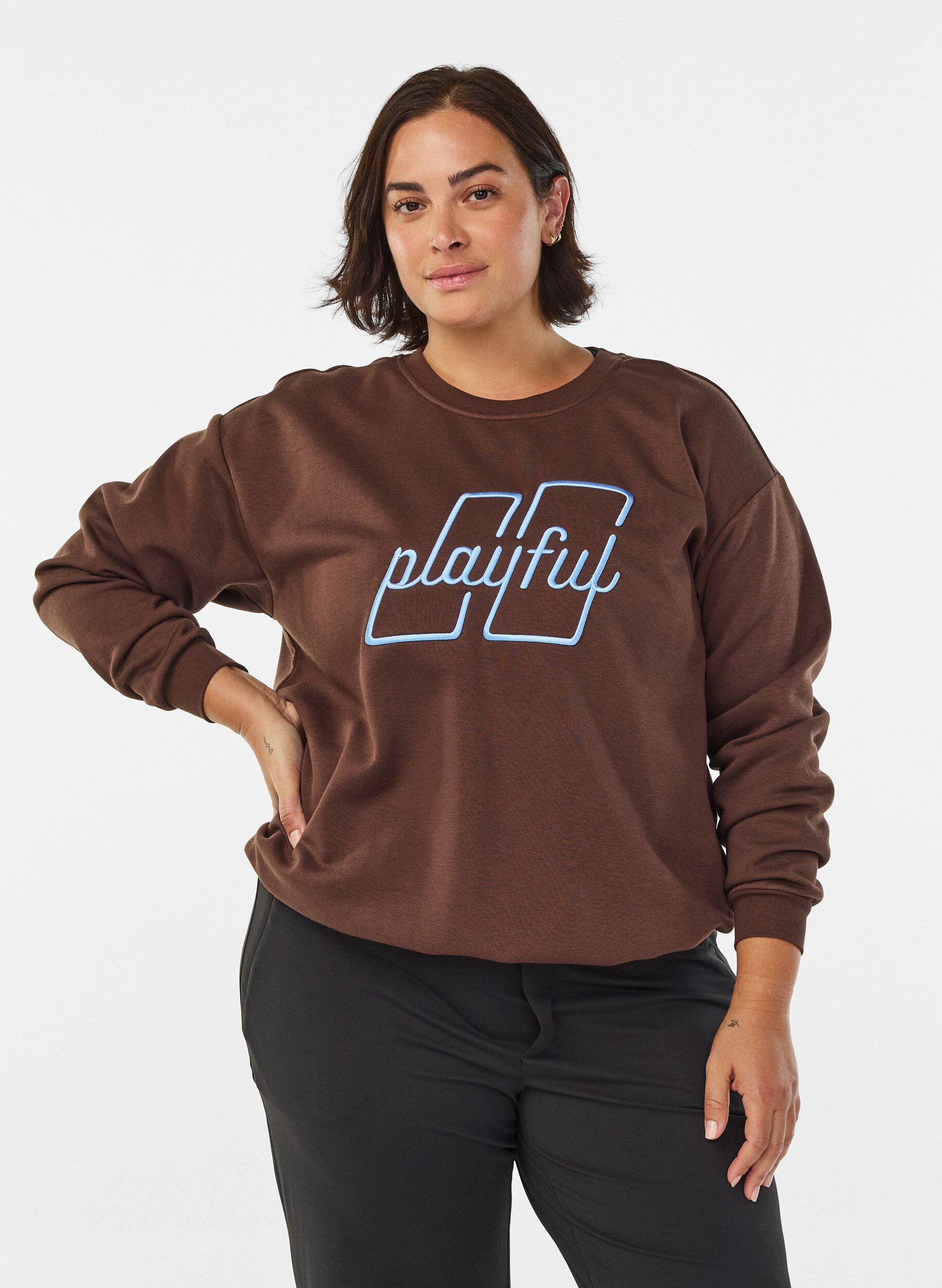 Zizzi Sweatshirt mit gesticktem Text, Braun, Model image number 0