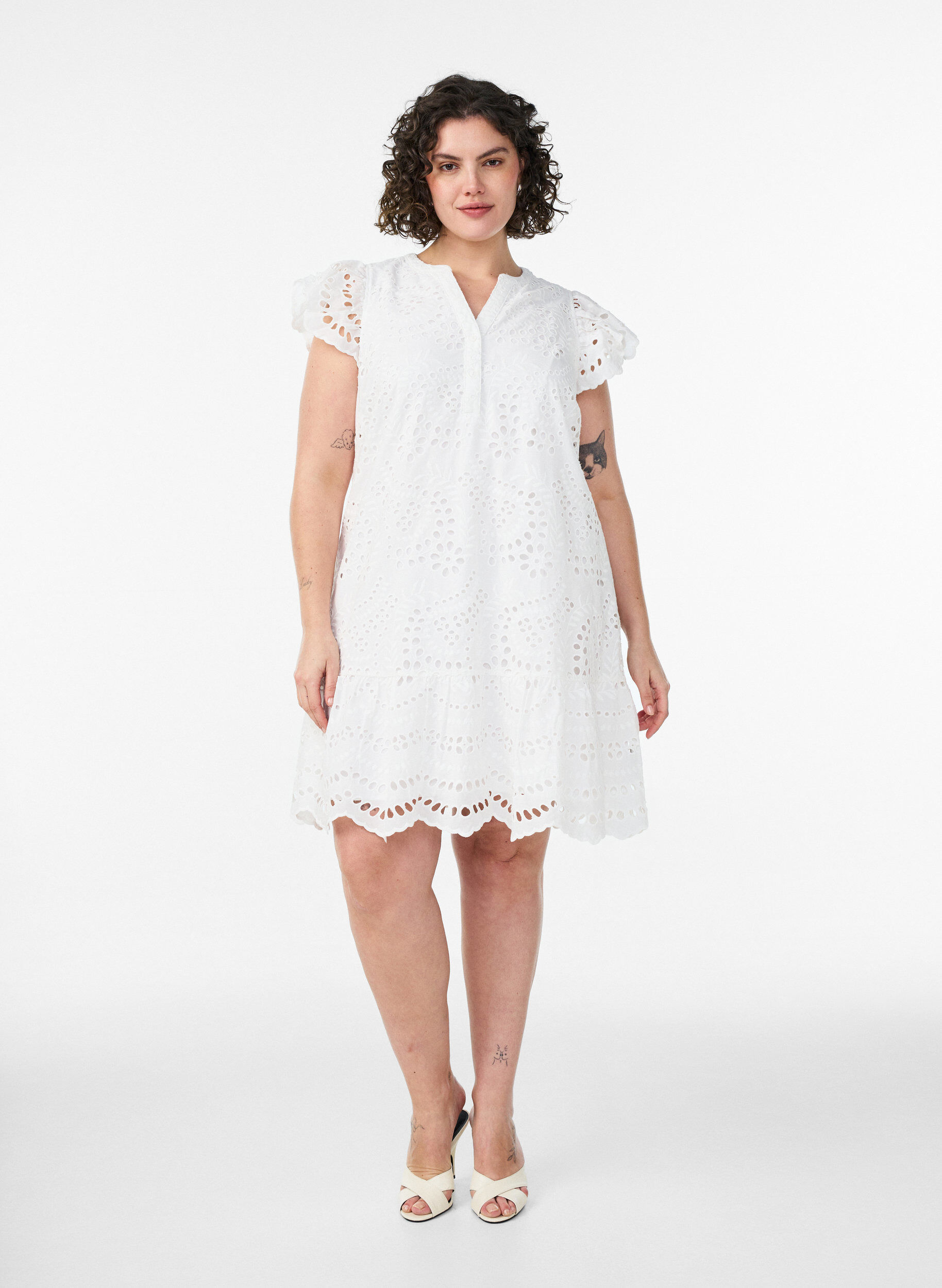 ZizziRobe en broderie anglaise avec manches &agrave; volants, Blanc, Model image number 1