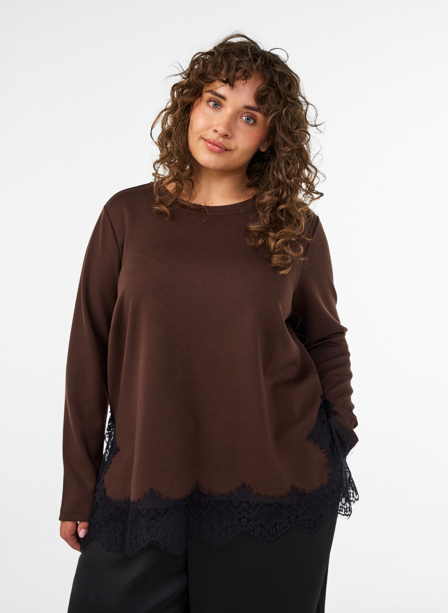 Blouse en jersey avec dentelle, Marron, Model