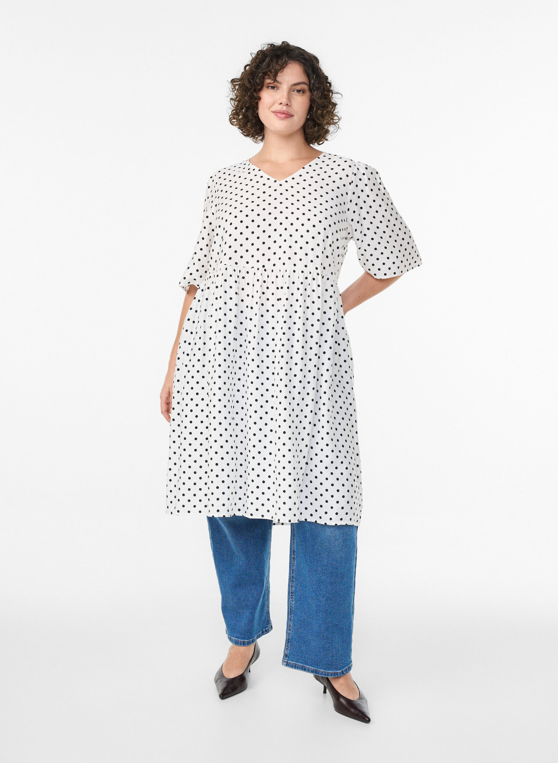 Zizzi Robe &agrave; pois avec d&eacute;collet&eacute; en V et coupe &eacute;vas&eacute;e, Blanc, Model image number 1