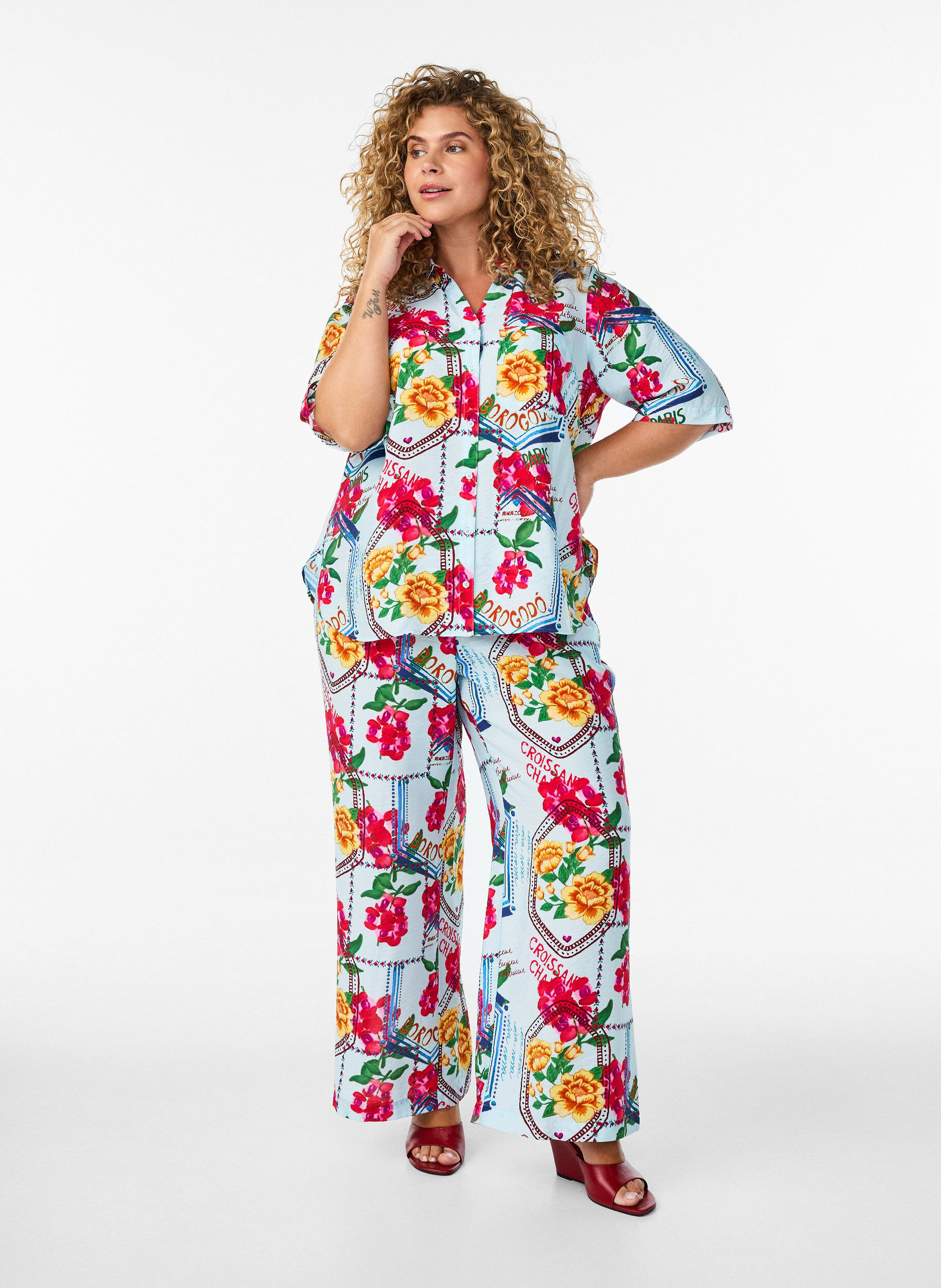 Pantalon &agrave; coupe droite avec un imprim&eacute; color&eacute;, Bleu Clair, Model