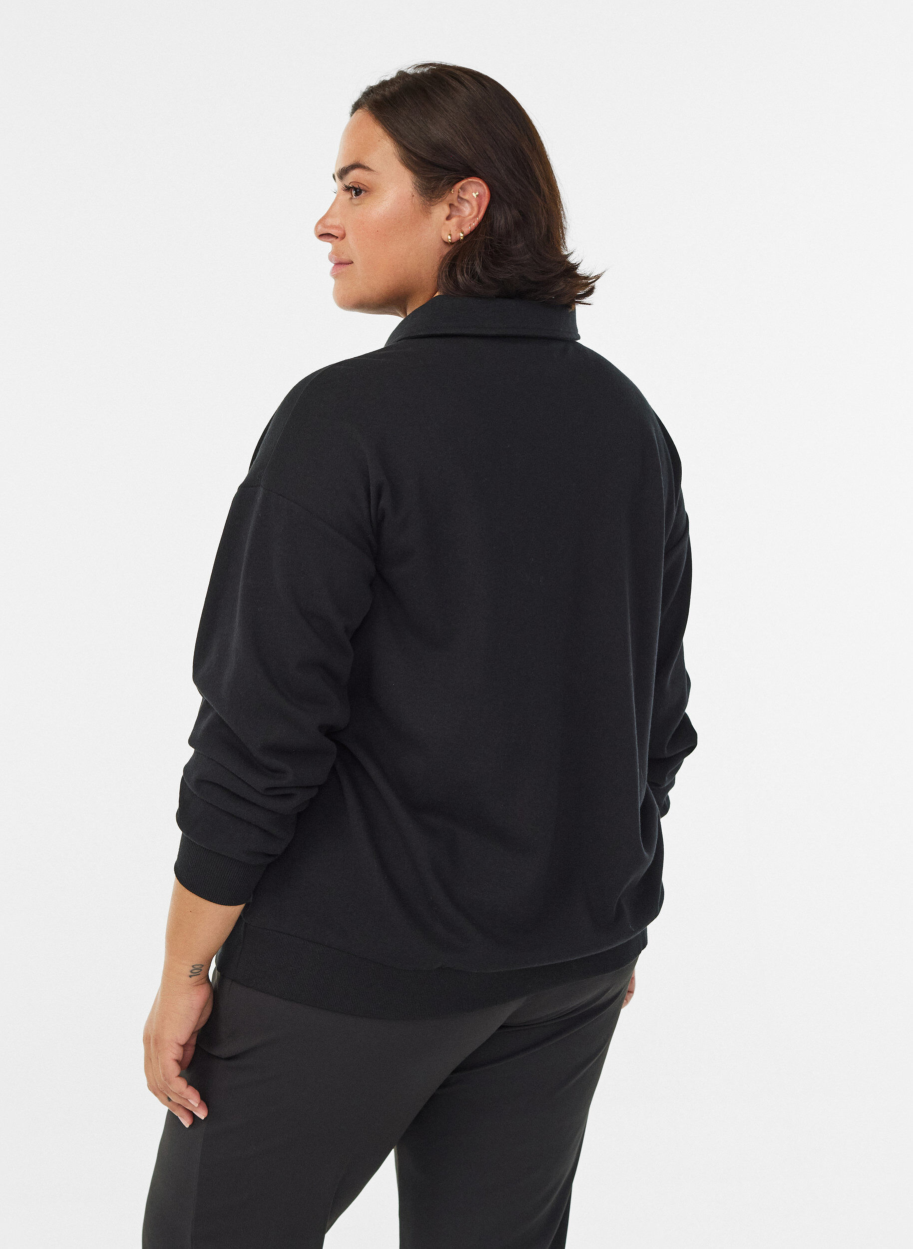 Zizzi Sportlicher Sweatshirt mit Kragen, Schwarz, Model image number 2