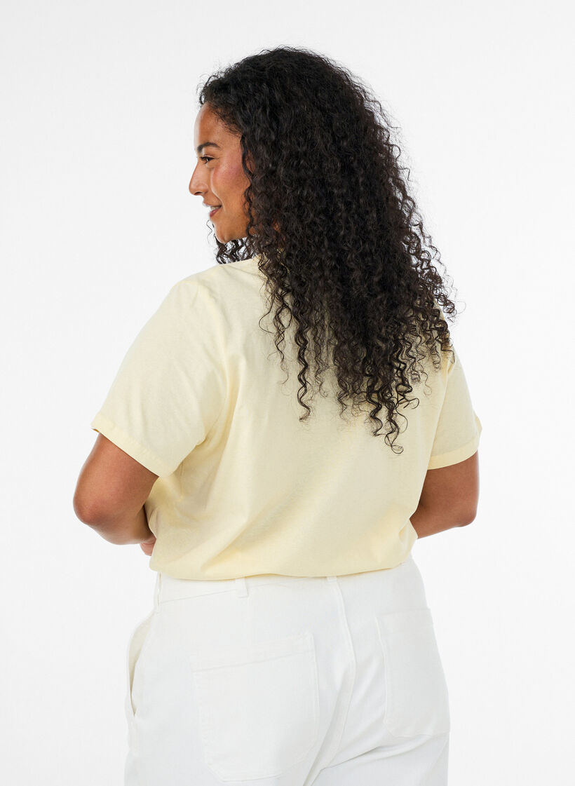 Basic T-Shirt aus Baumwolle mit Rundhalsausschnitt, Gelb, Model image number 2