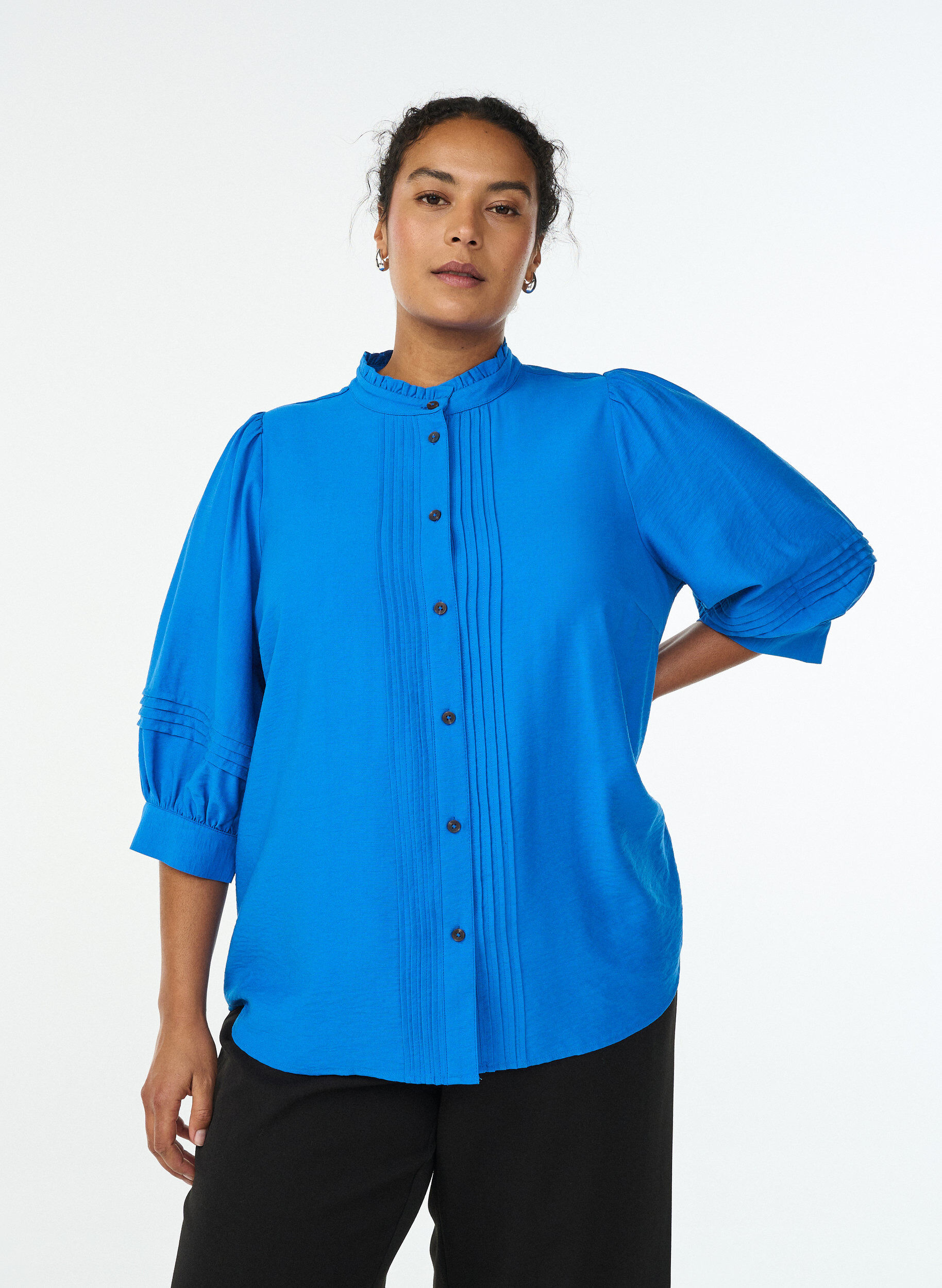 Blouse avec manches 3/4 et plis d&eacute;coratifs, Bleu, Model