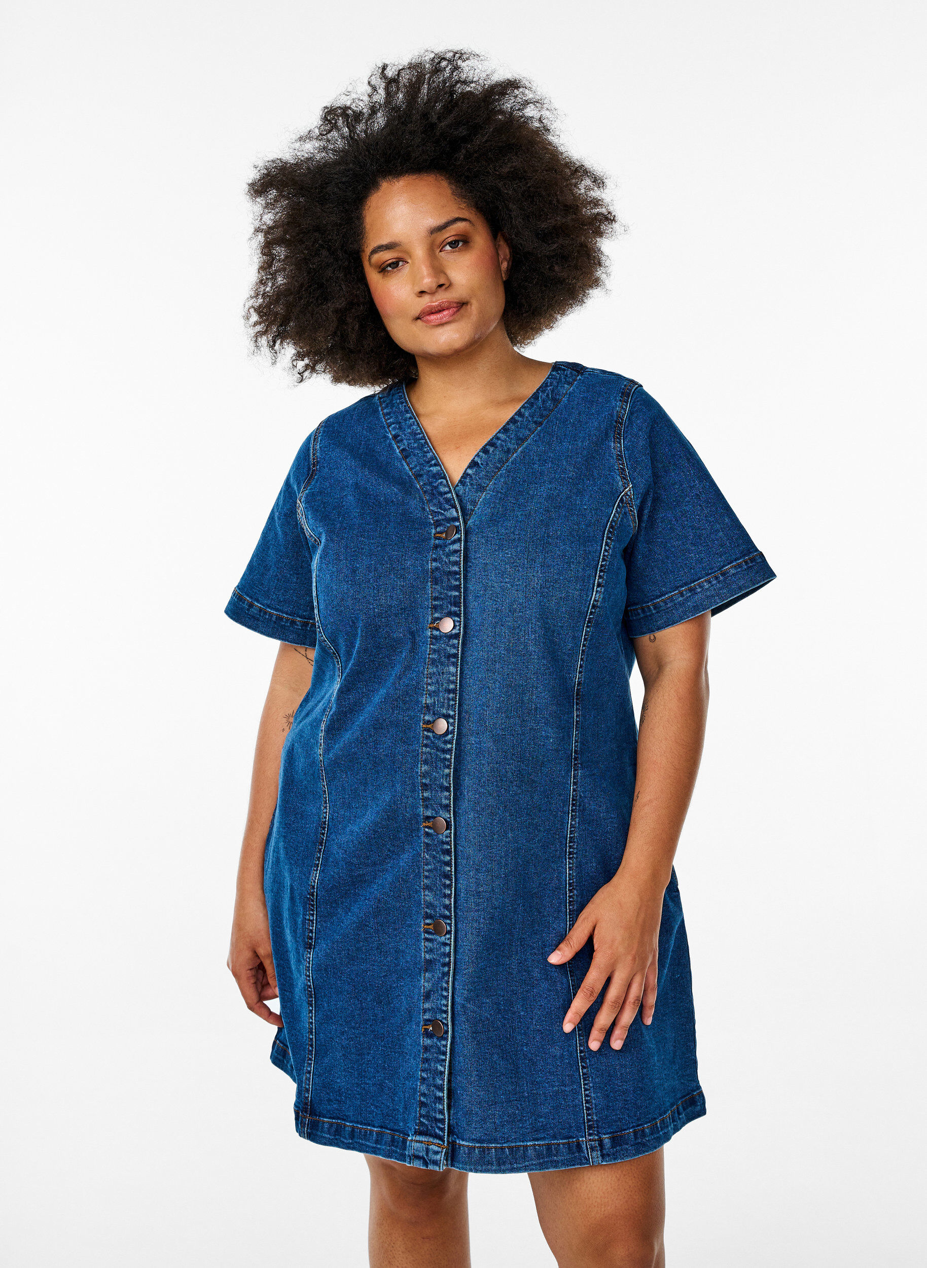 Robe courte en jean avec col en V, Bleu, Model