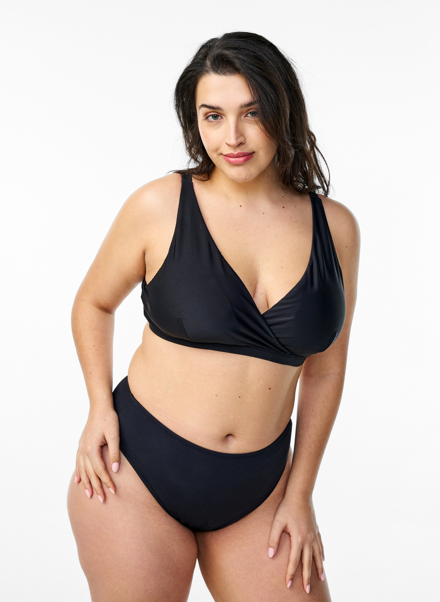 Zizzi Haut de bikini triangle avec d&eacute;tail cache-c&oelig;ur, Noir, Model image number 1