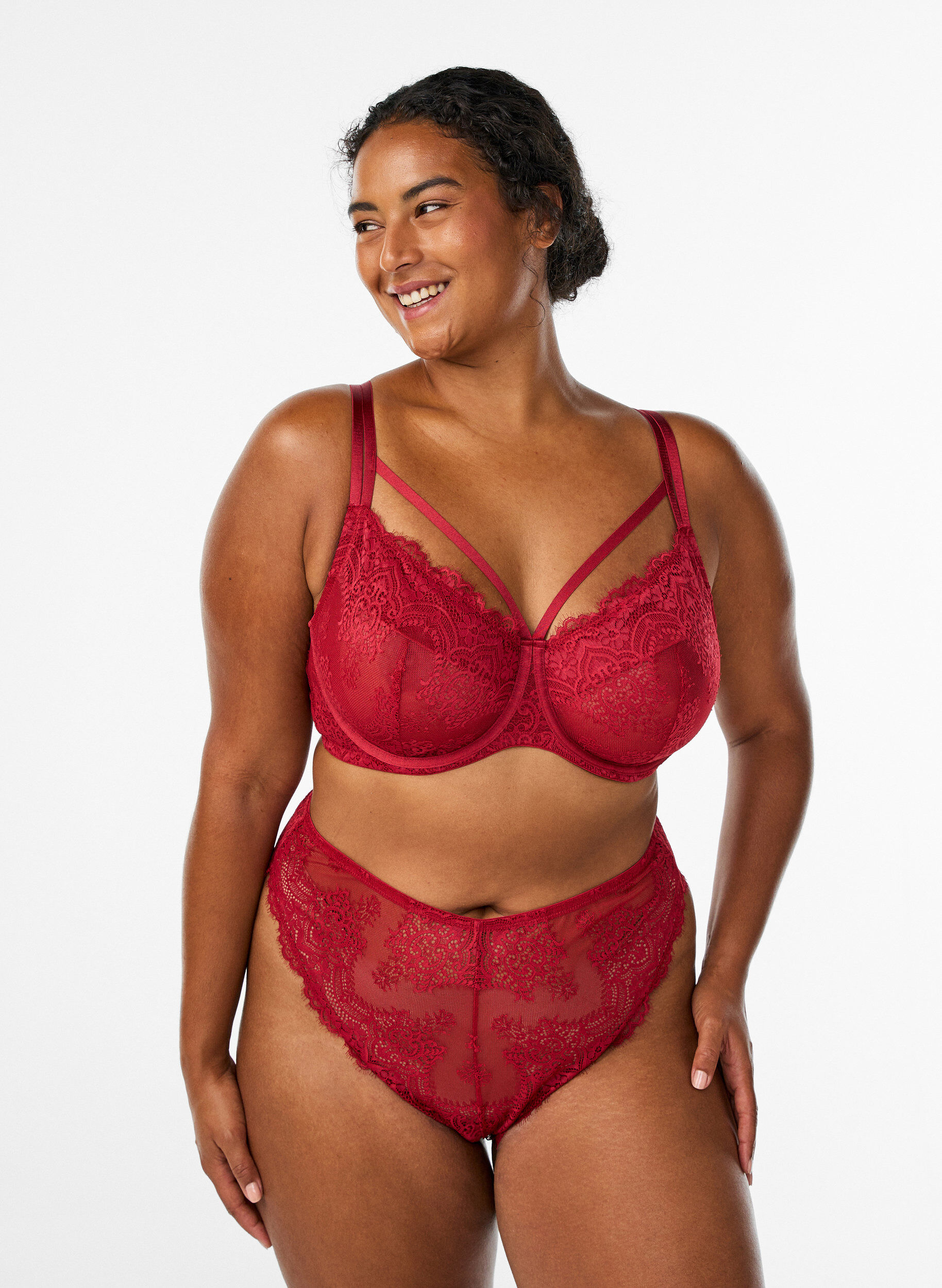 Thong en dentelle avec une ouverture au dos, Rouge, Model