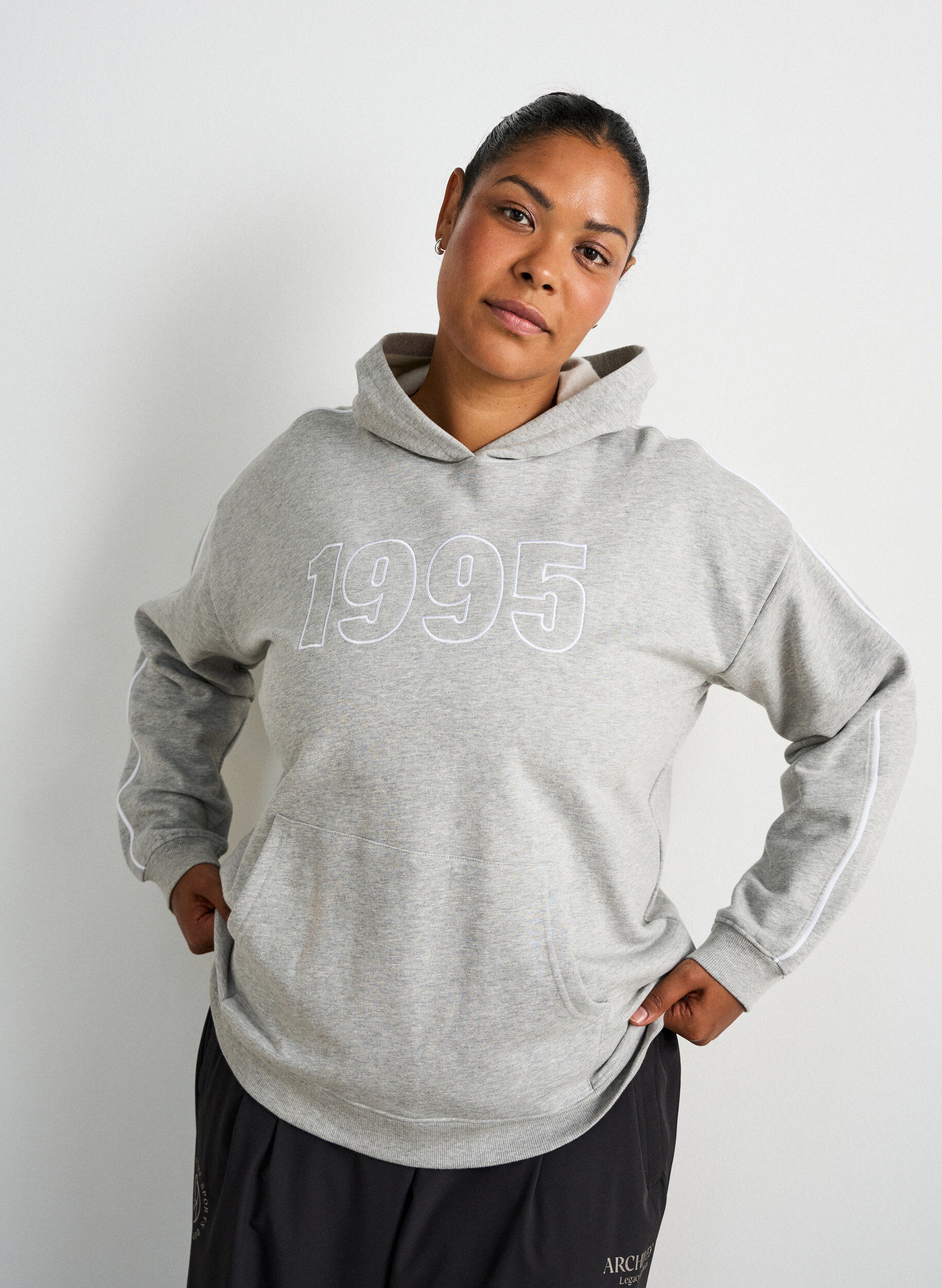ZizziSweat &agrave; capuche avec motif brod&eacute;, Gris, Model image number 3
