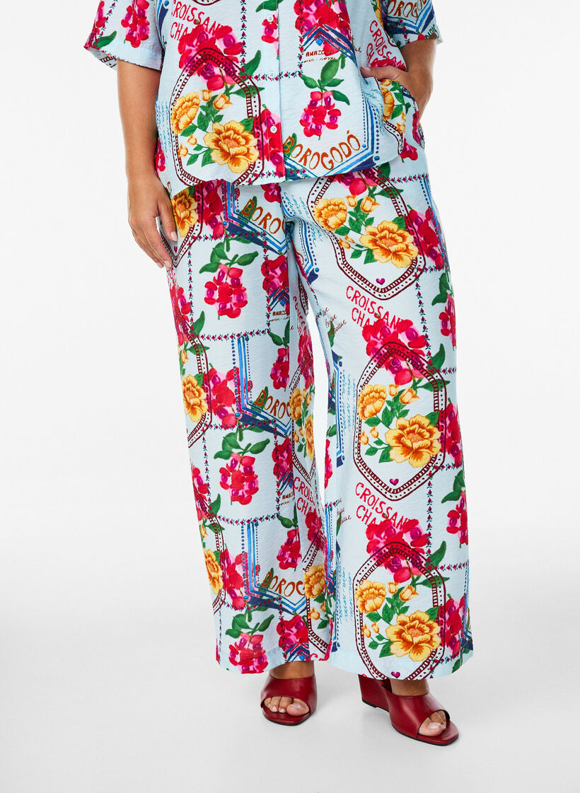 Hose mit geradem Bein in farbenfrohem Print, Blau, Model