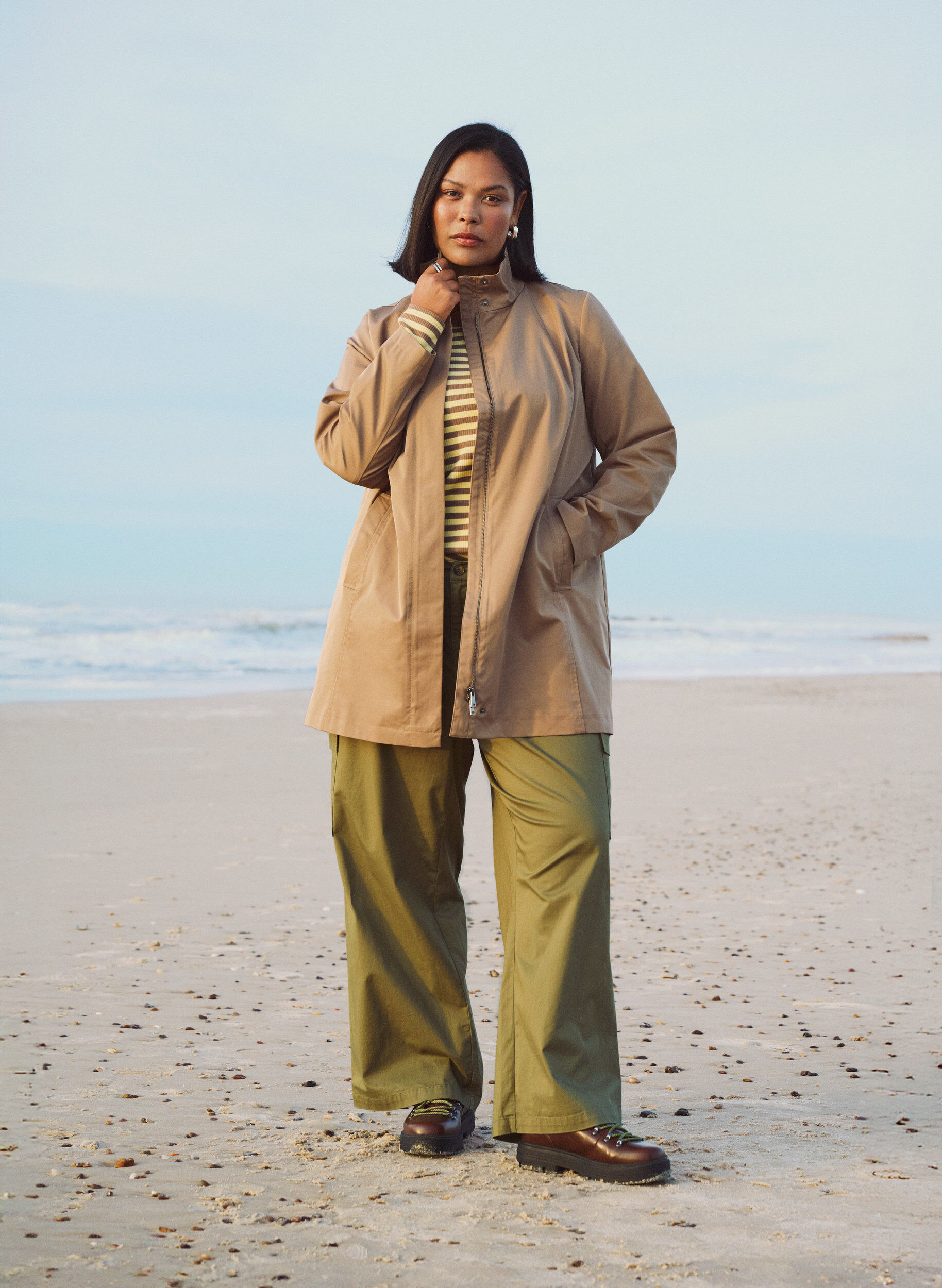 Zizzi &Uuml;bergangsjacke mit Taschen und hohem Kragen, Braun, Image image number 0