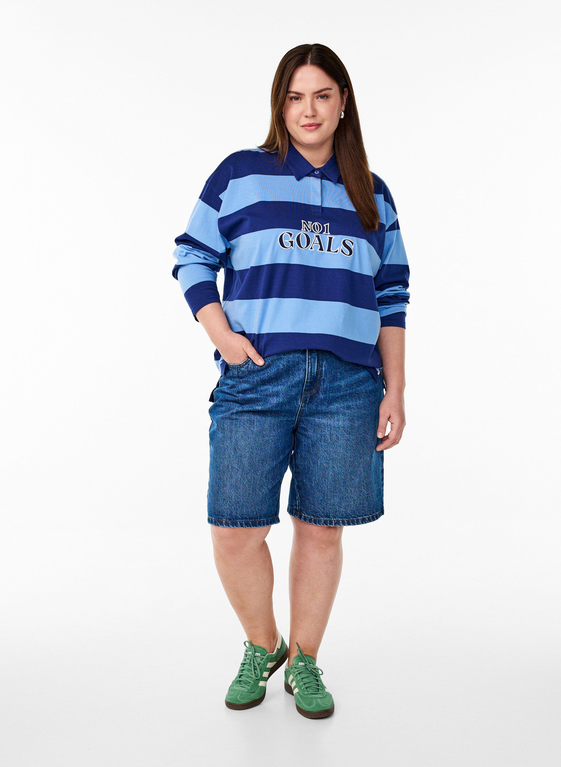 Zizzi Polo ray&eacute; avec texte brod&eacute;, Bleu Clair, Model image number 1